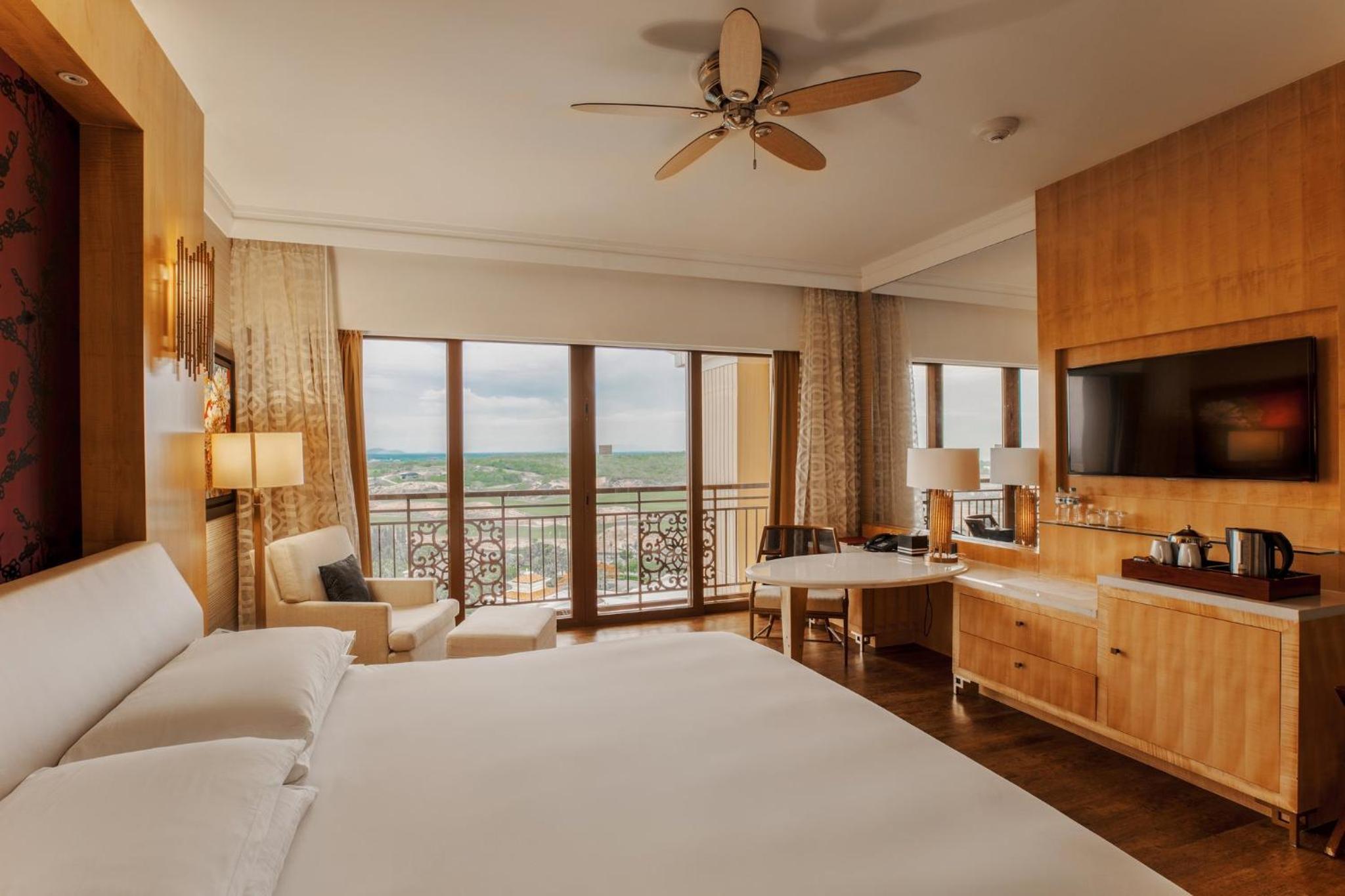 Classic King Room with Grand Golf View photo 2