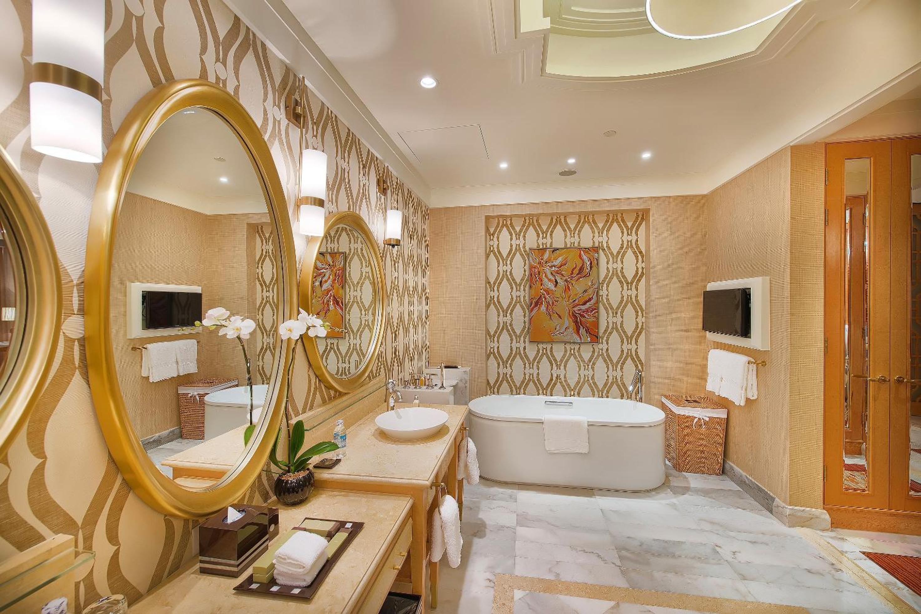 One-Bedroom King Suite with Golf View - Smoking photo 2