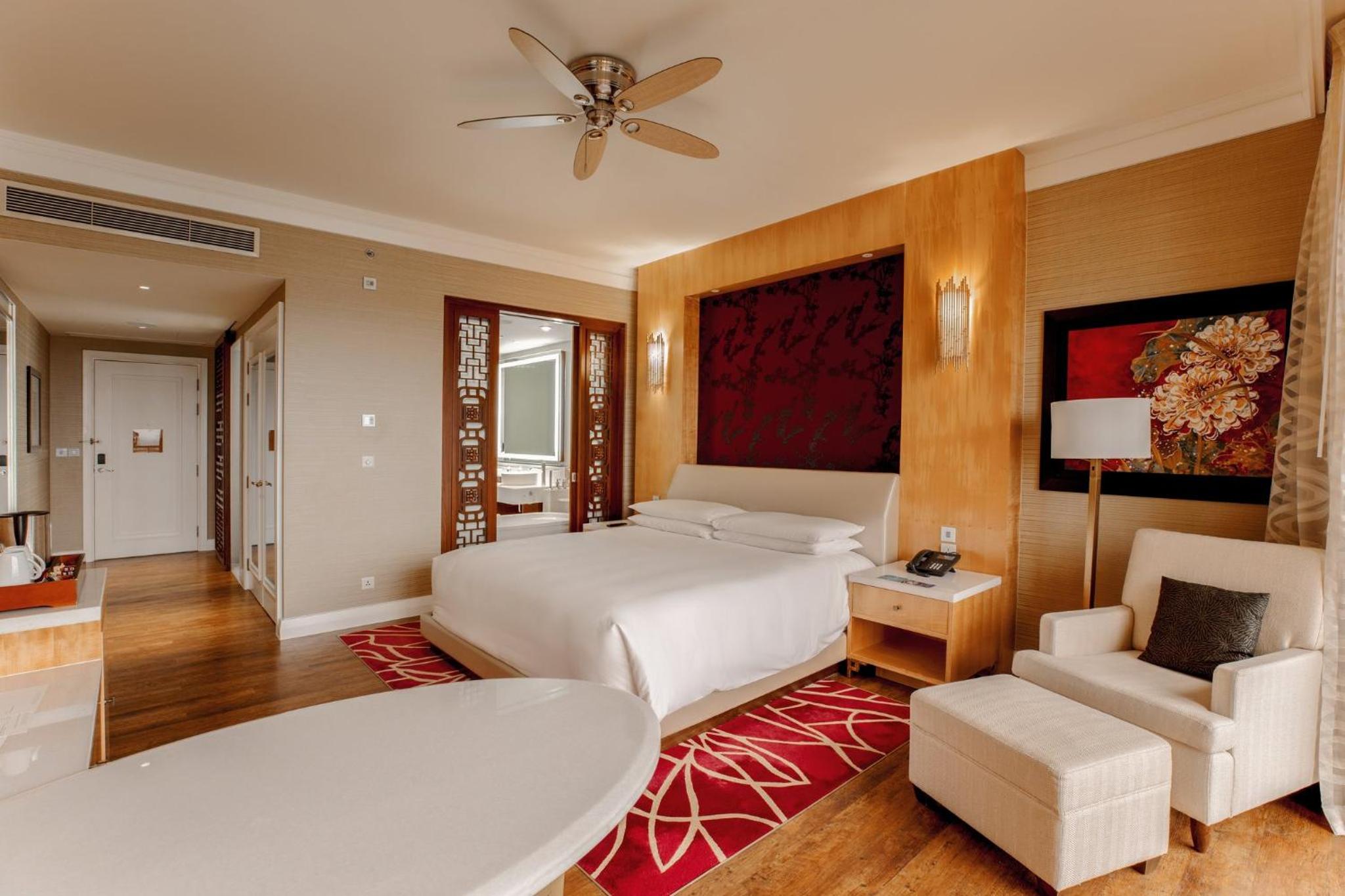 Classic King Room with Grand Ocean View - Smoking photo 2