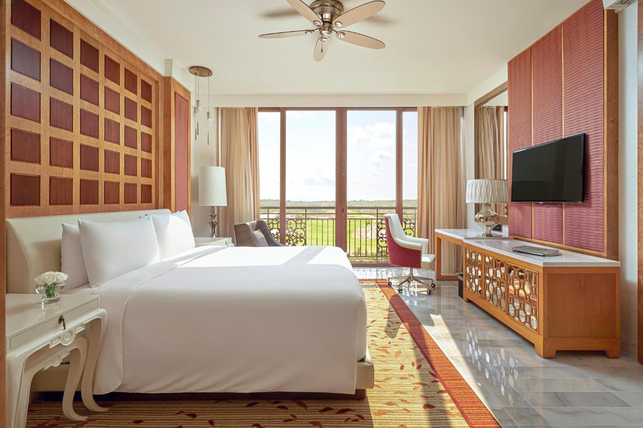 One-Bedroom King Suite with Golf View - Smoking