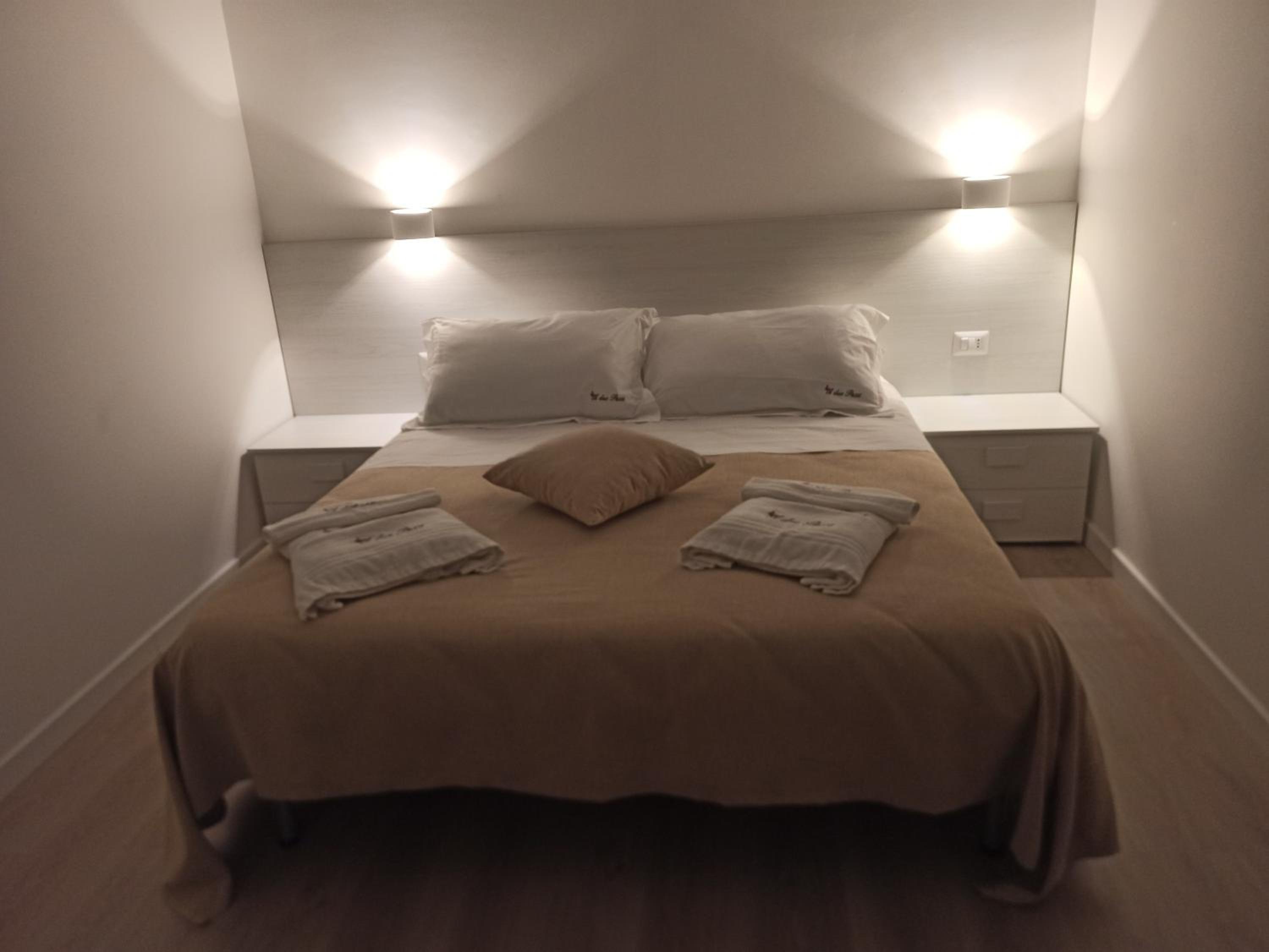 Large Double Room - Photo 6