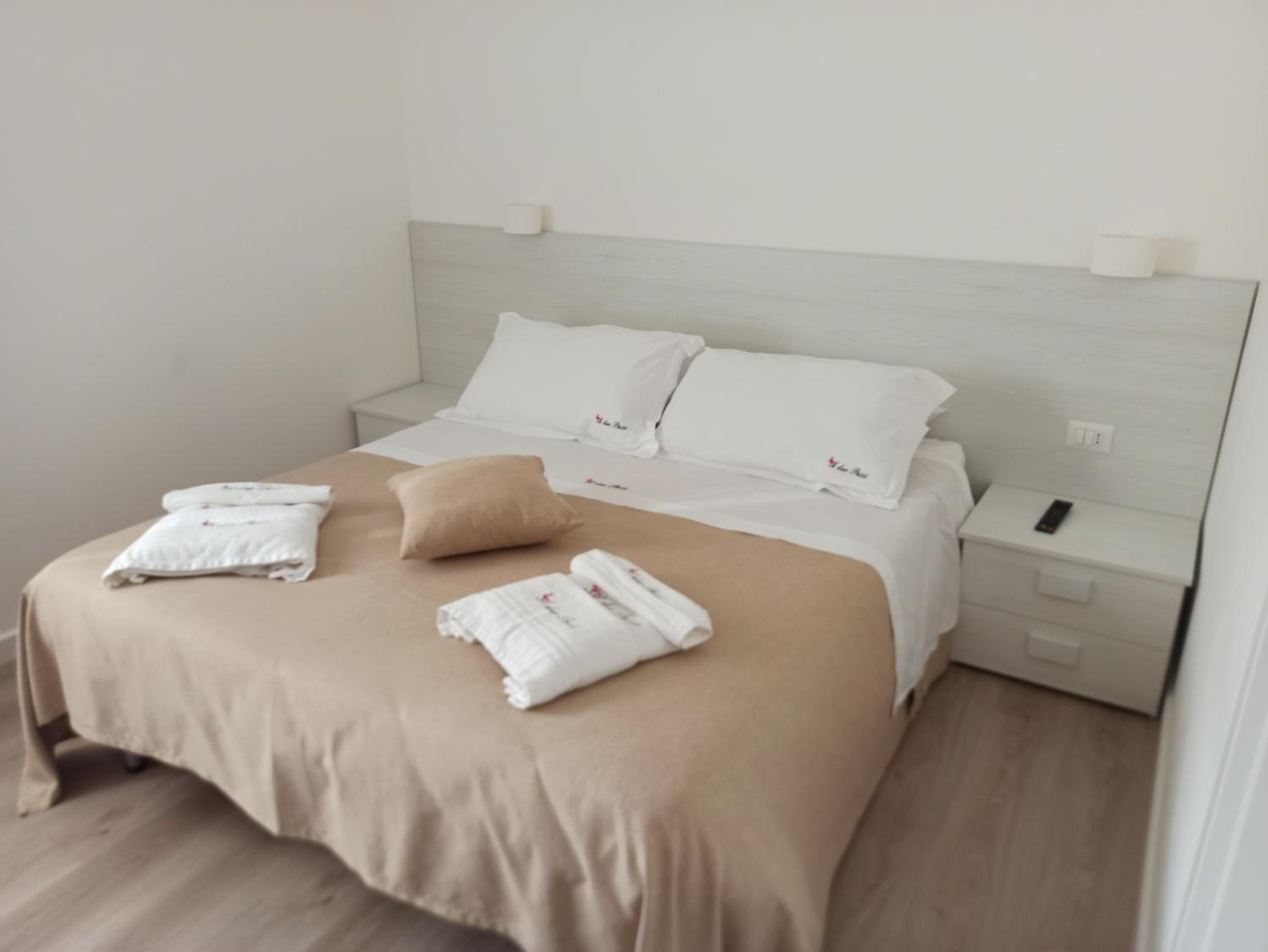 Large Double Room - Photo 1