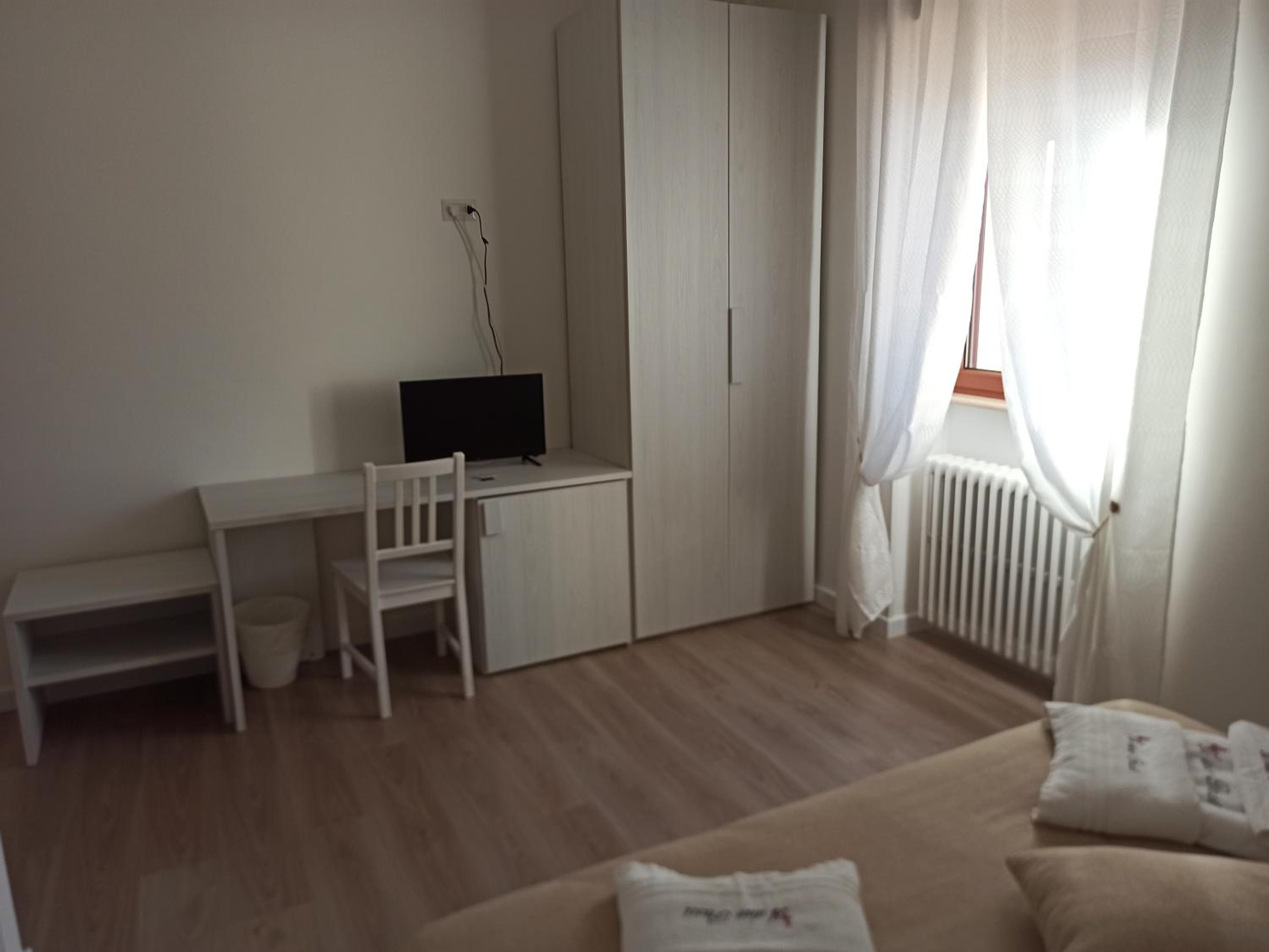 Large Double Room - Photo 4