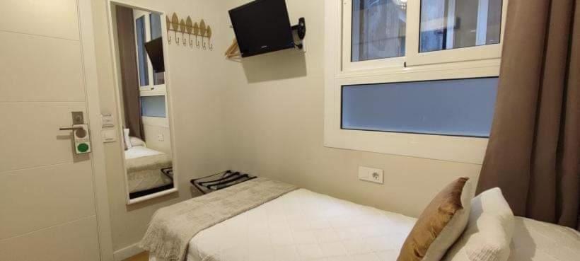 Small Single Room with Private Bathroom photo 3