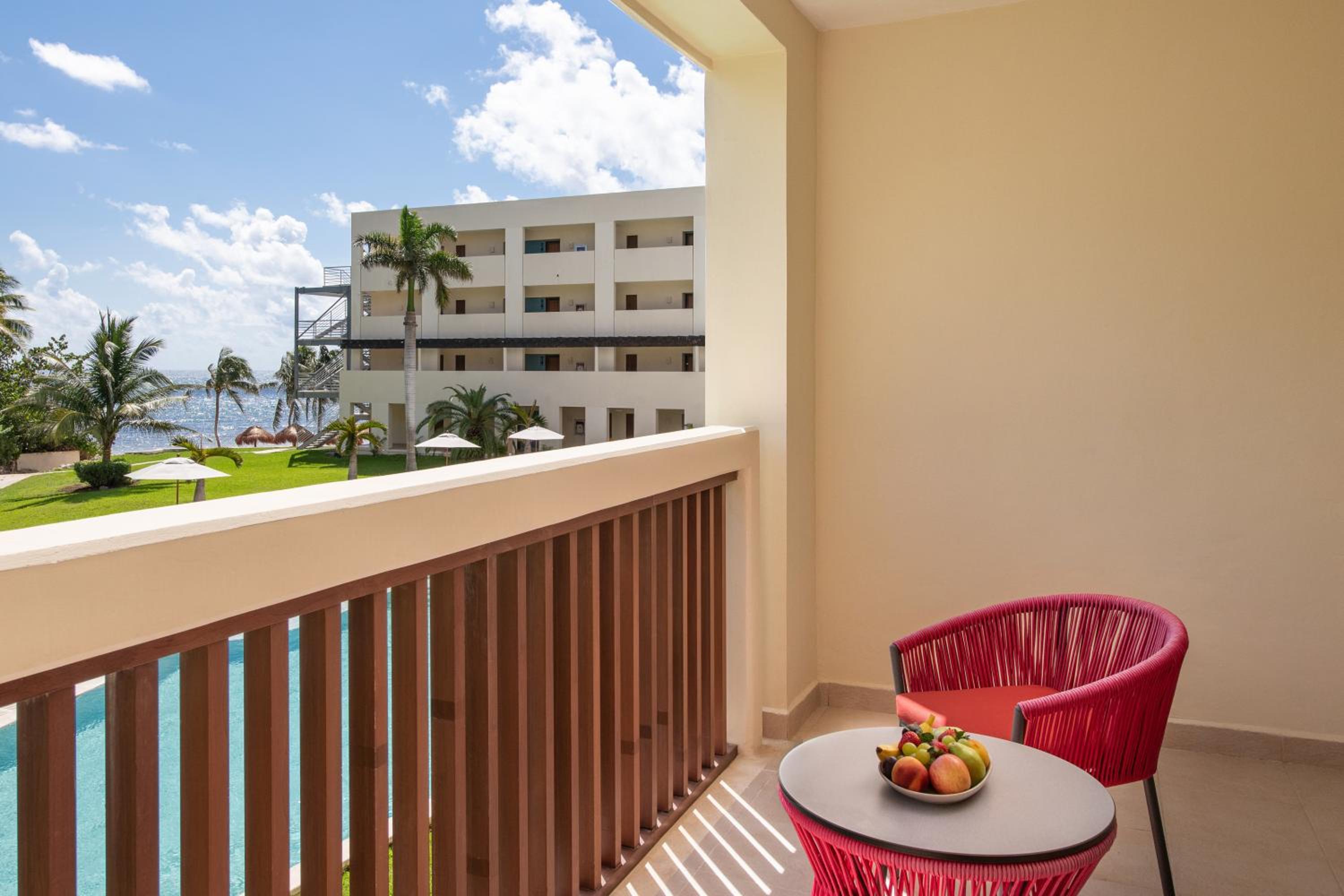 King Junior Suite with Tropical View - Photo 3
