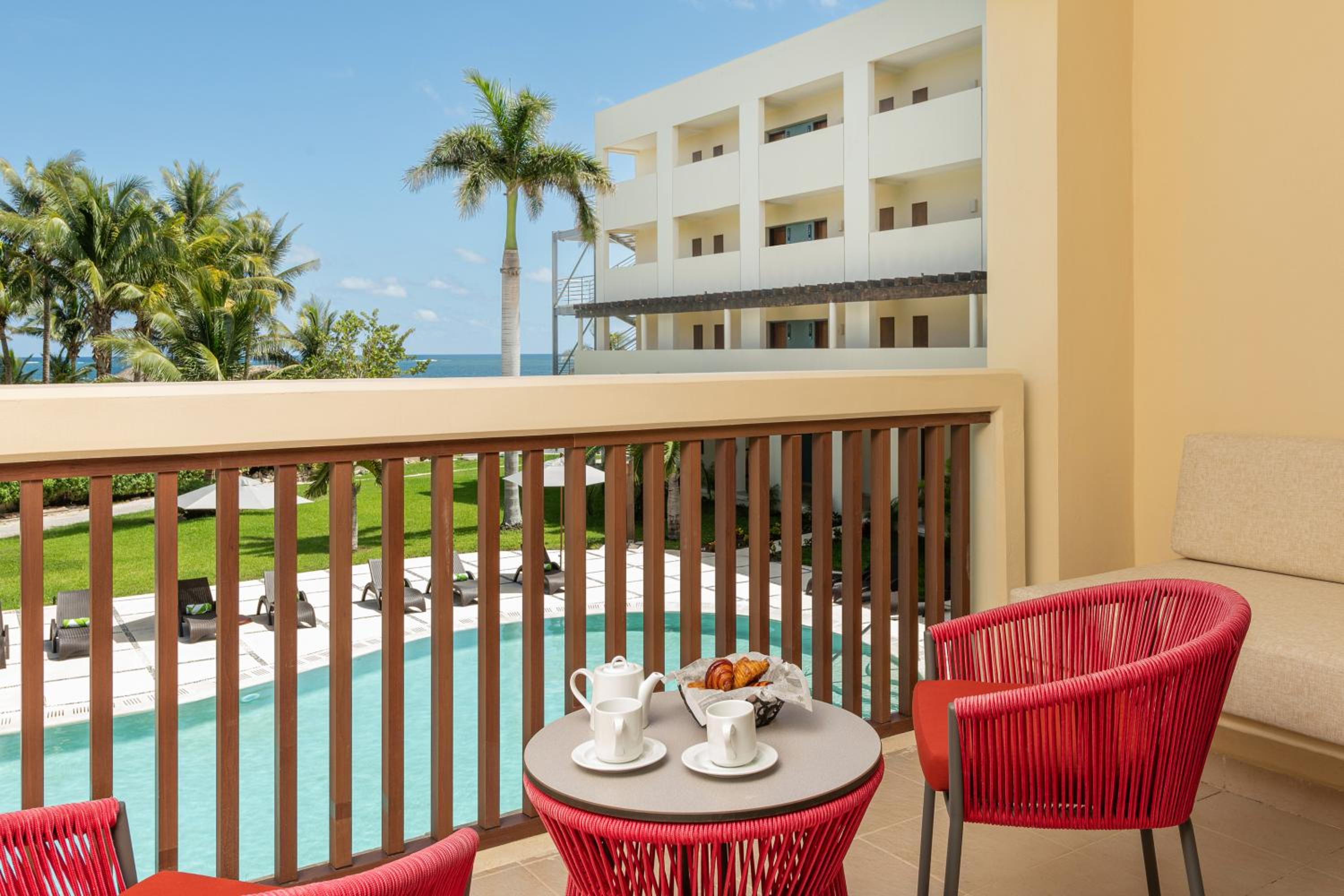 King Junior Suite with Tropical View - Photo 4
