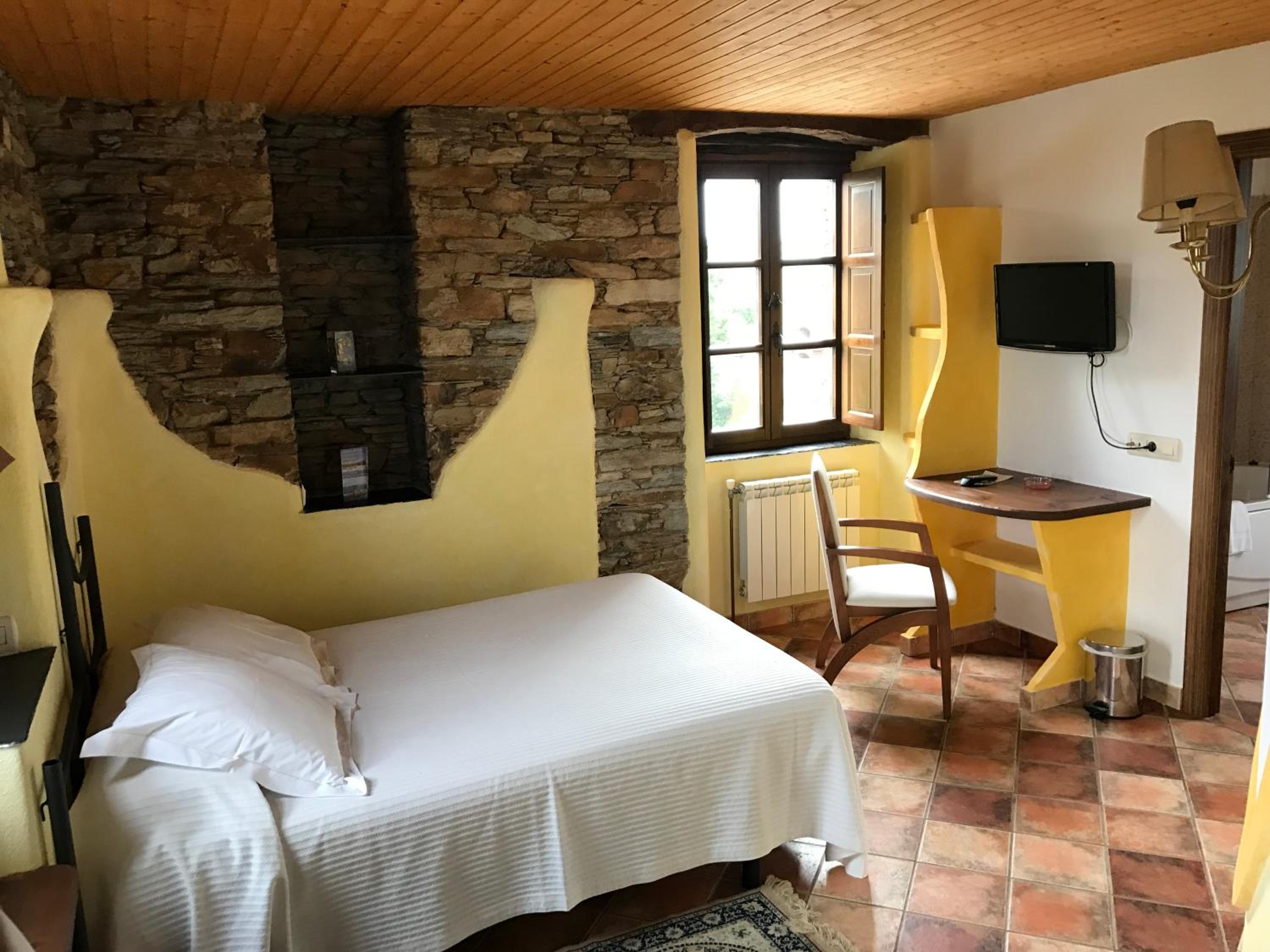 Queen Room with One Queen Bed and Spa Bath