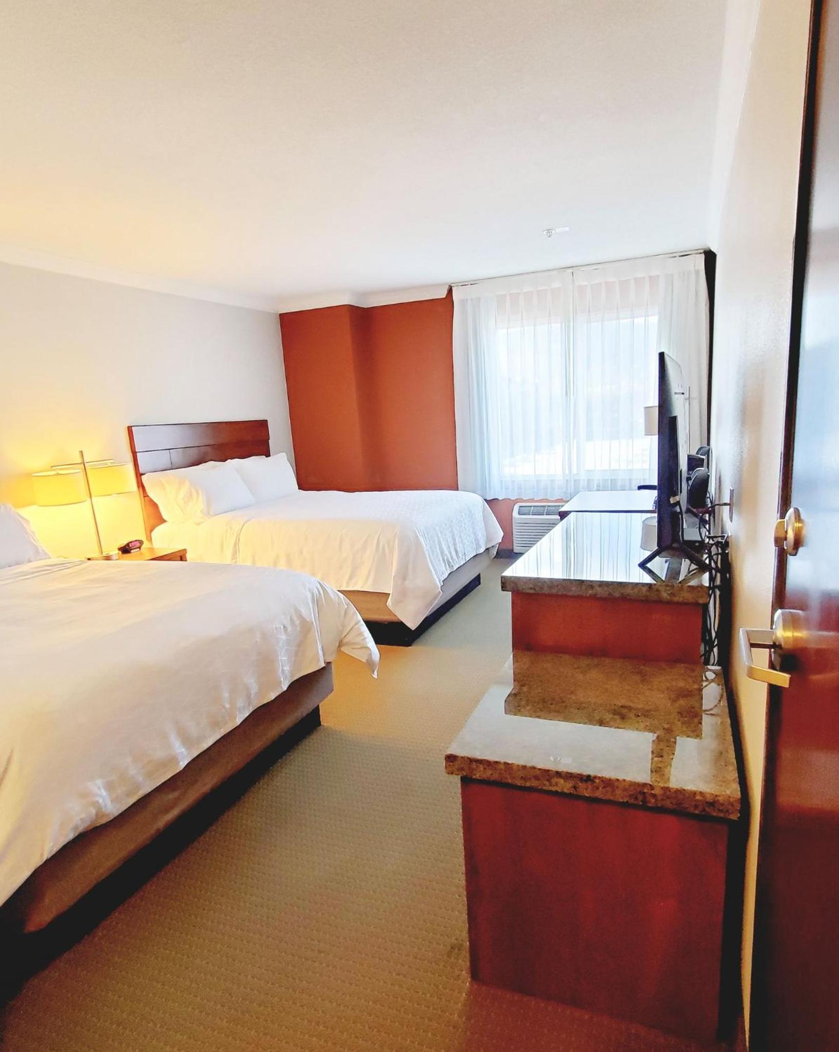 Standard Room with Two Queen Beds - Photo 6