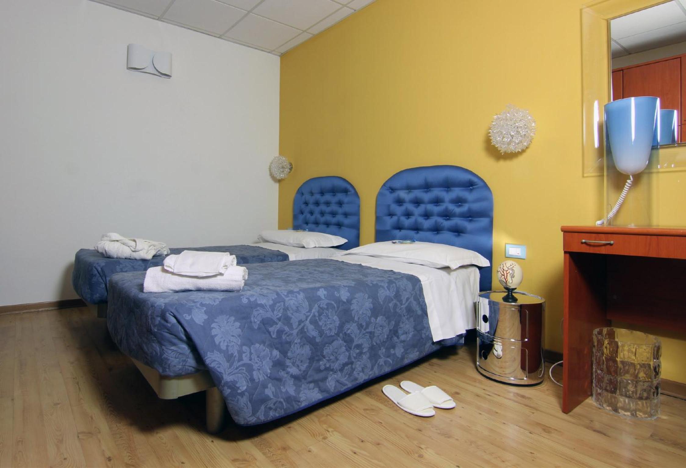 Twin Room - Photo 10