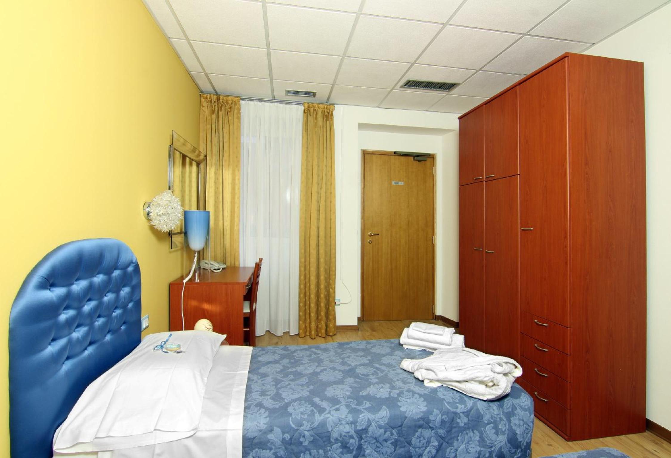 Twin Room - Photo 9