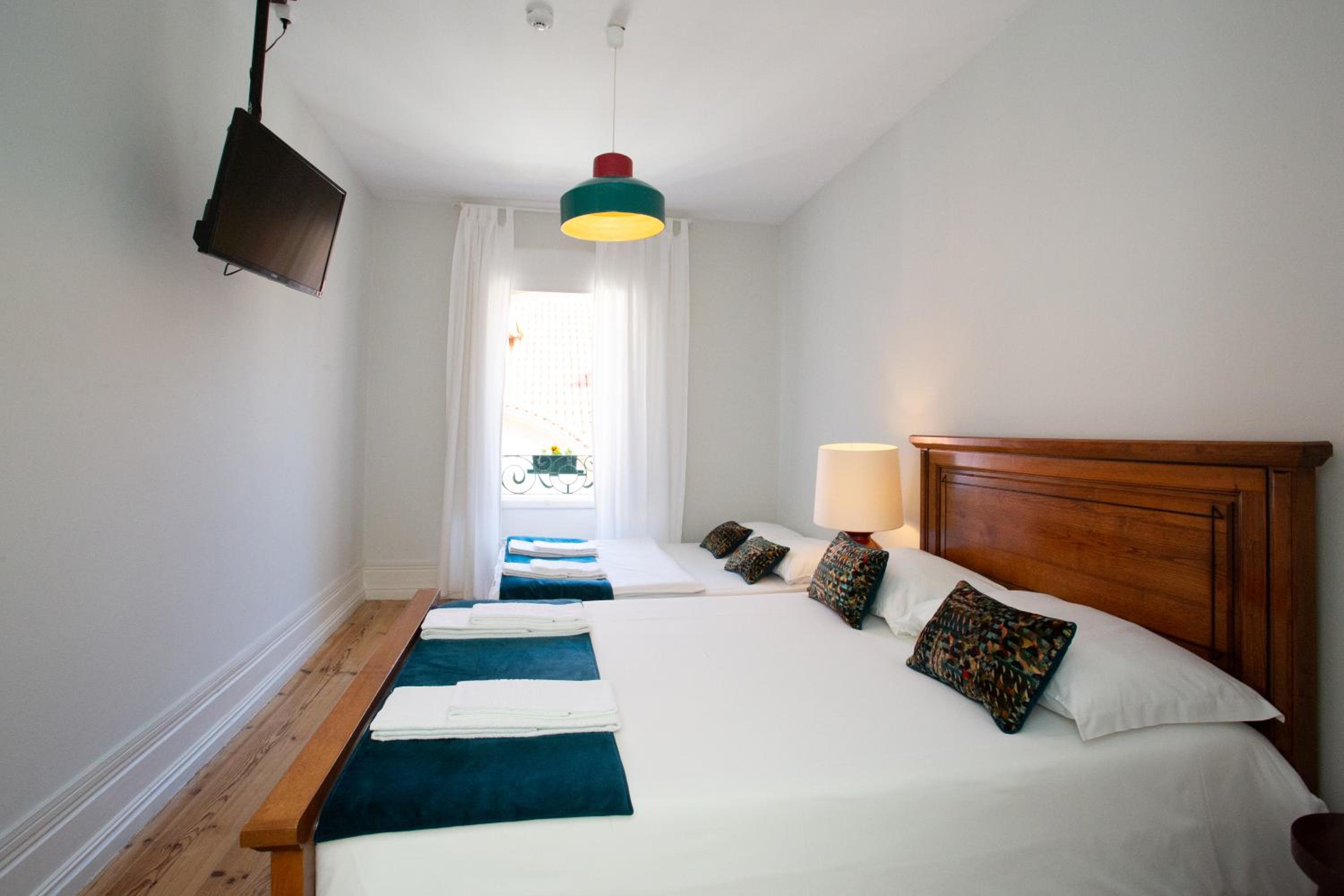 Quadruple Room with Private Bathroom - Photo 3