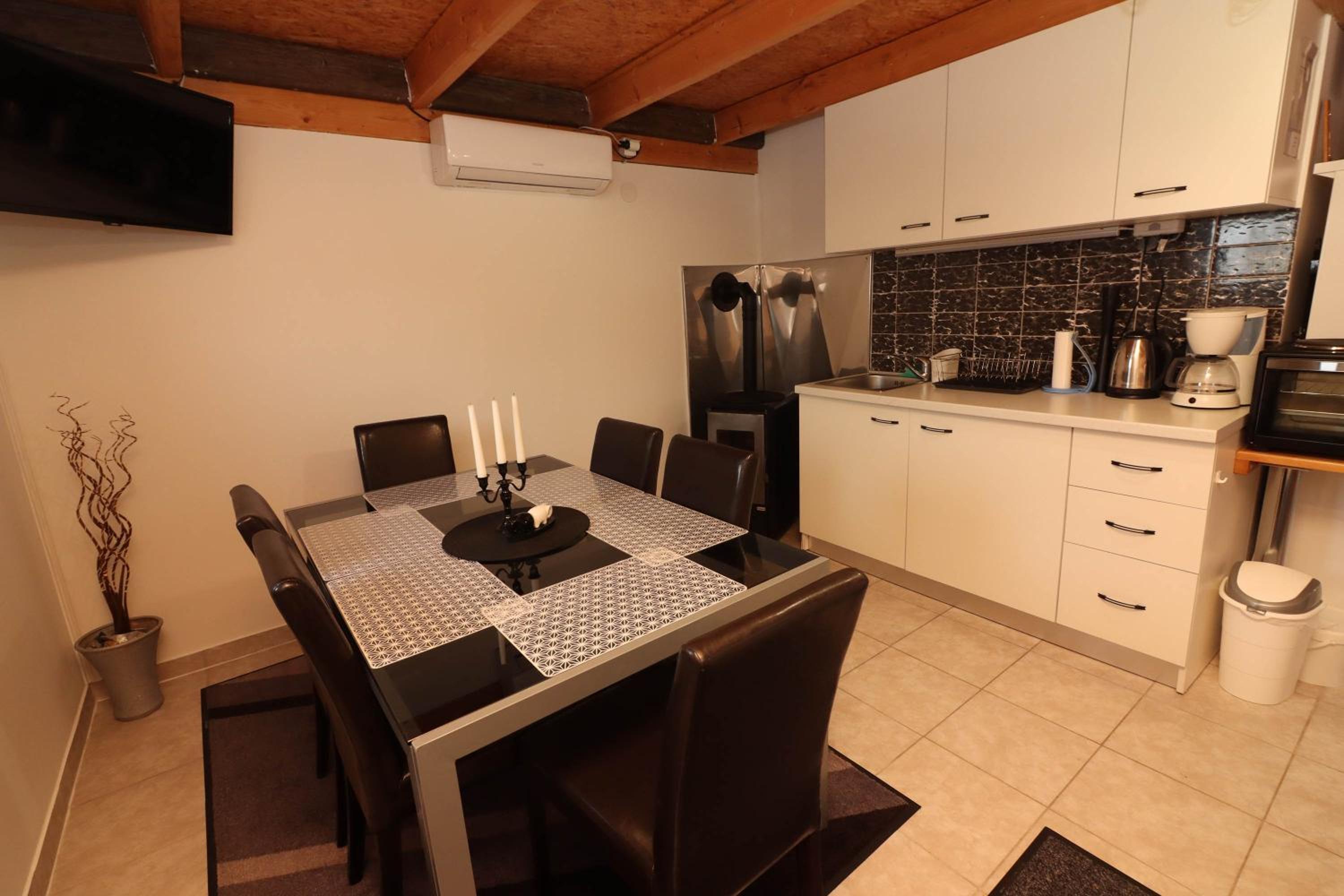 One-Bedroom House - Photo 14