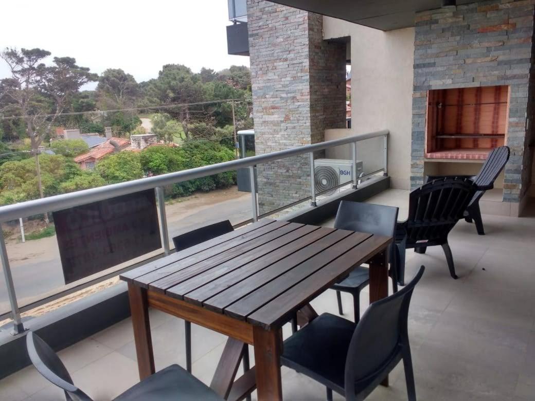 Three-Bedroom Apartment with Balcony photo 1