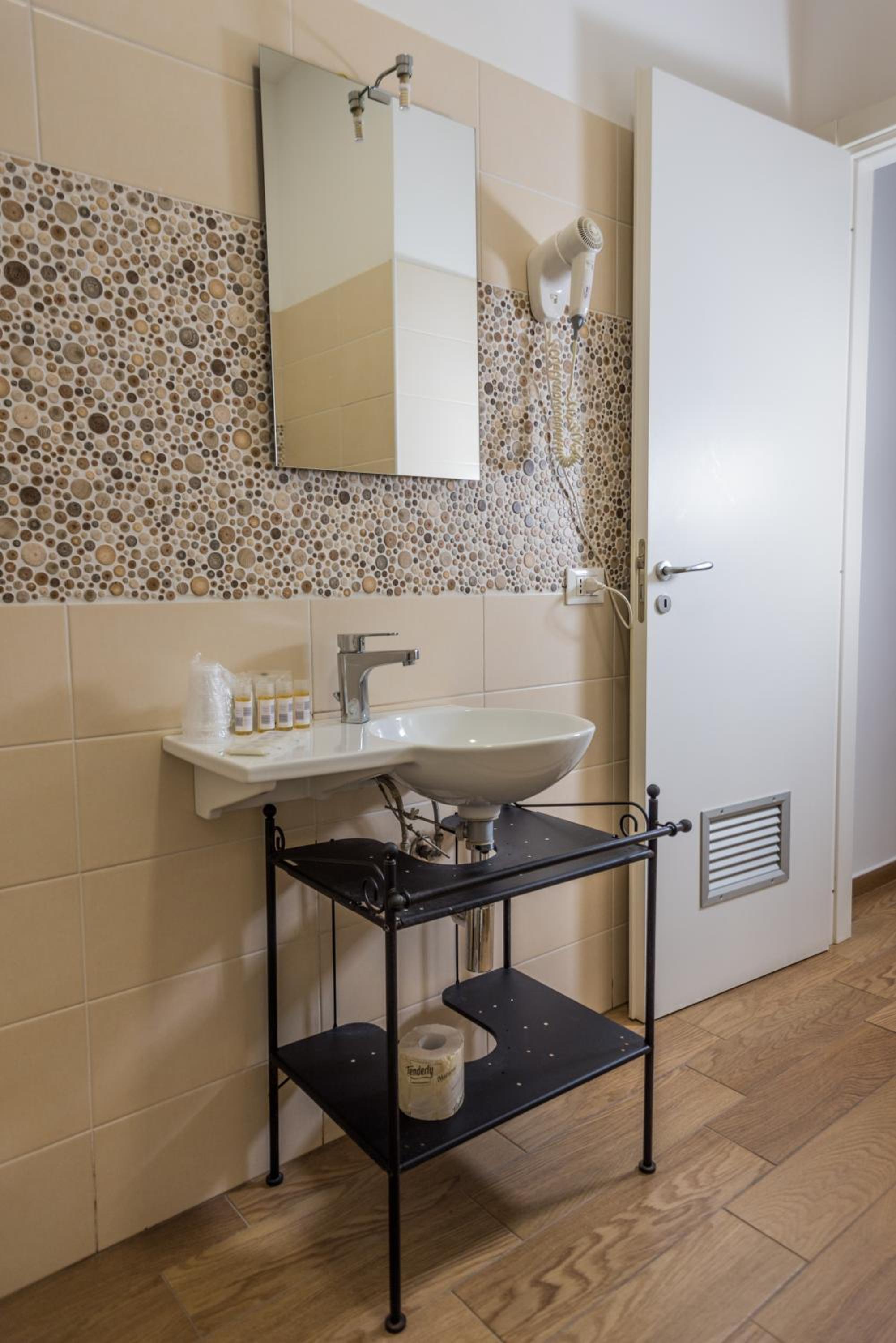 Quadruple Room with Private Bathroom photo 3