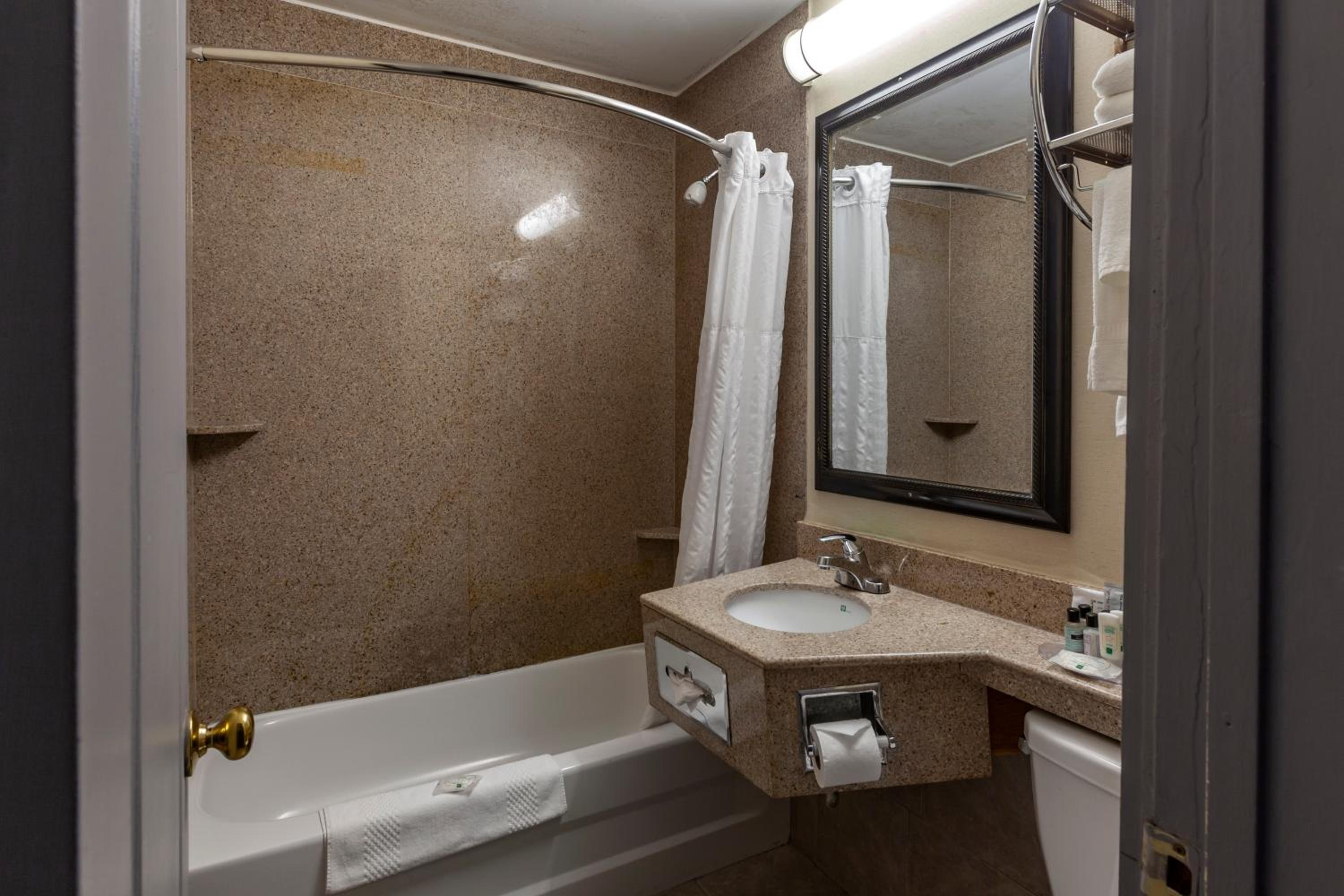 Queen Room with Two Queen Beds - Photo 11