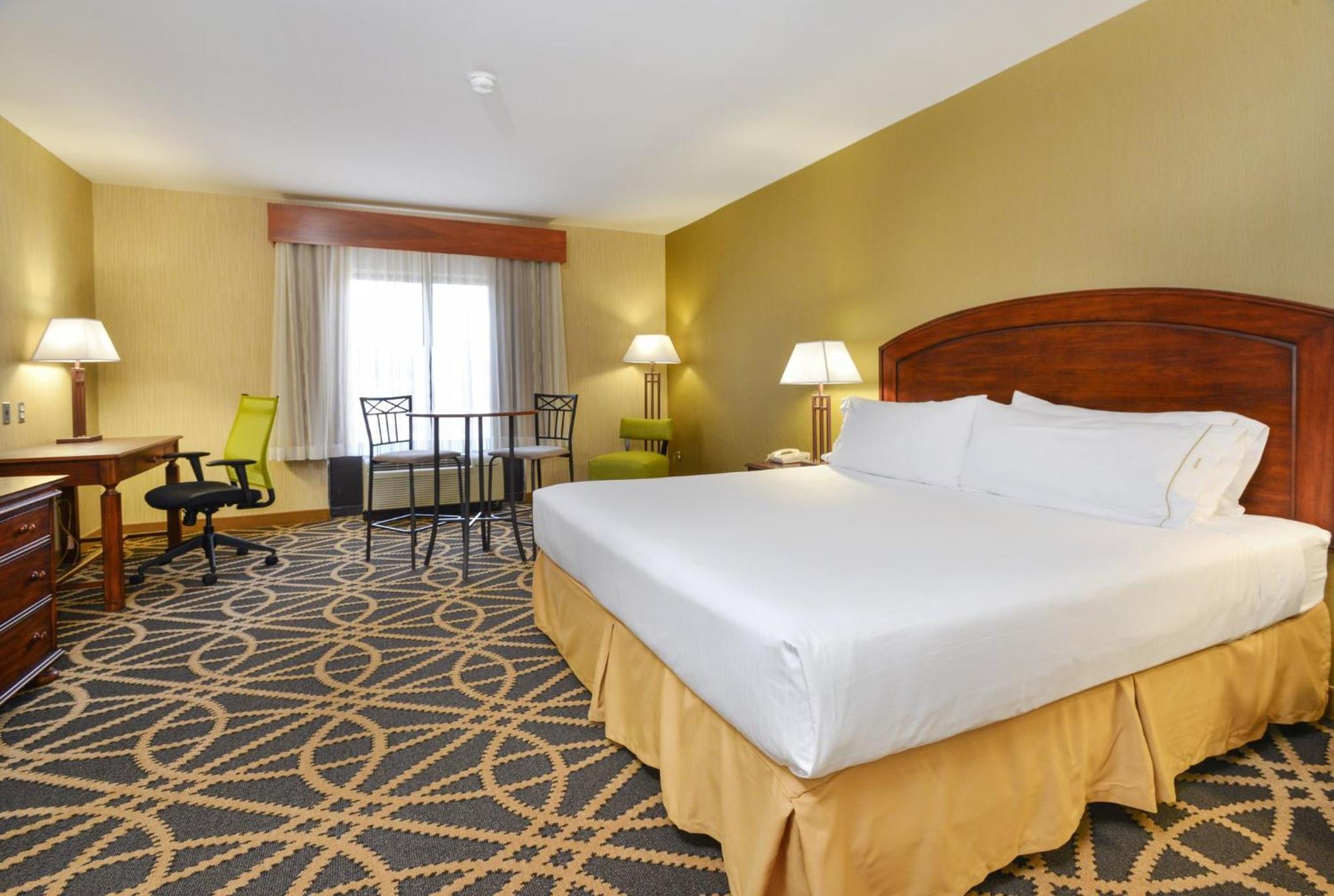 Standard King Room with Extra Floor Space - Photo 3