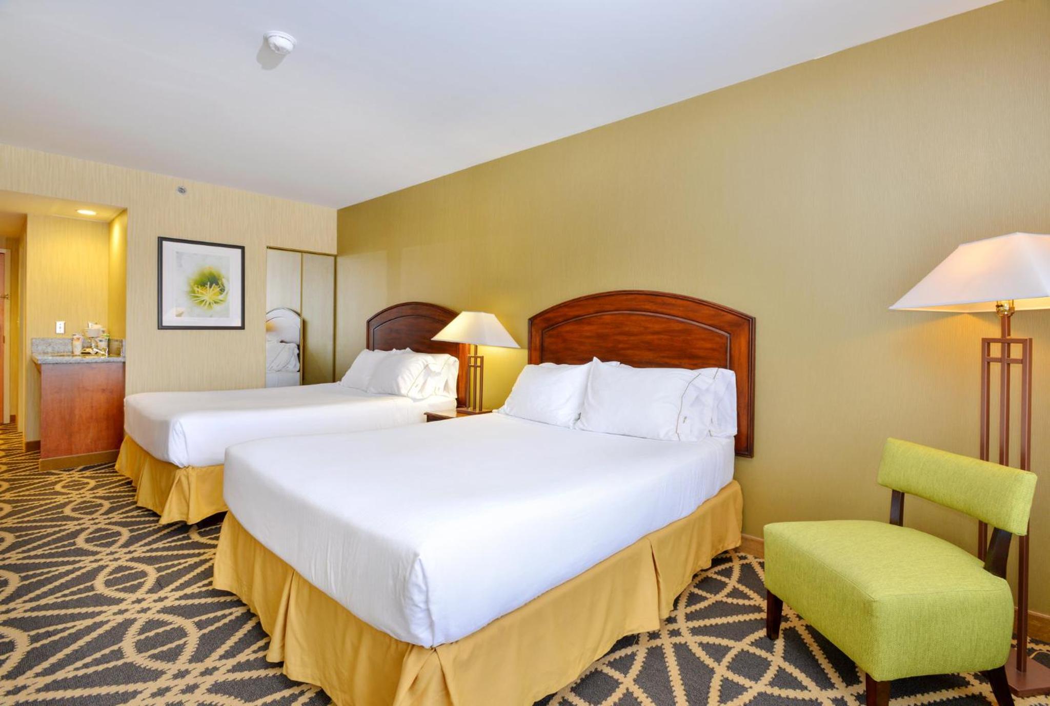Standard Room with Two Queen Beds - Photo 1