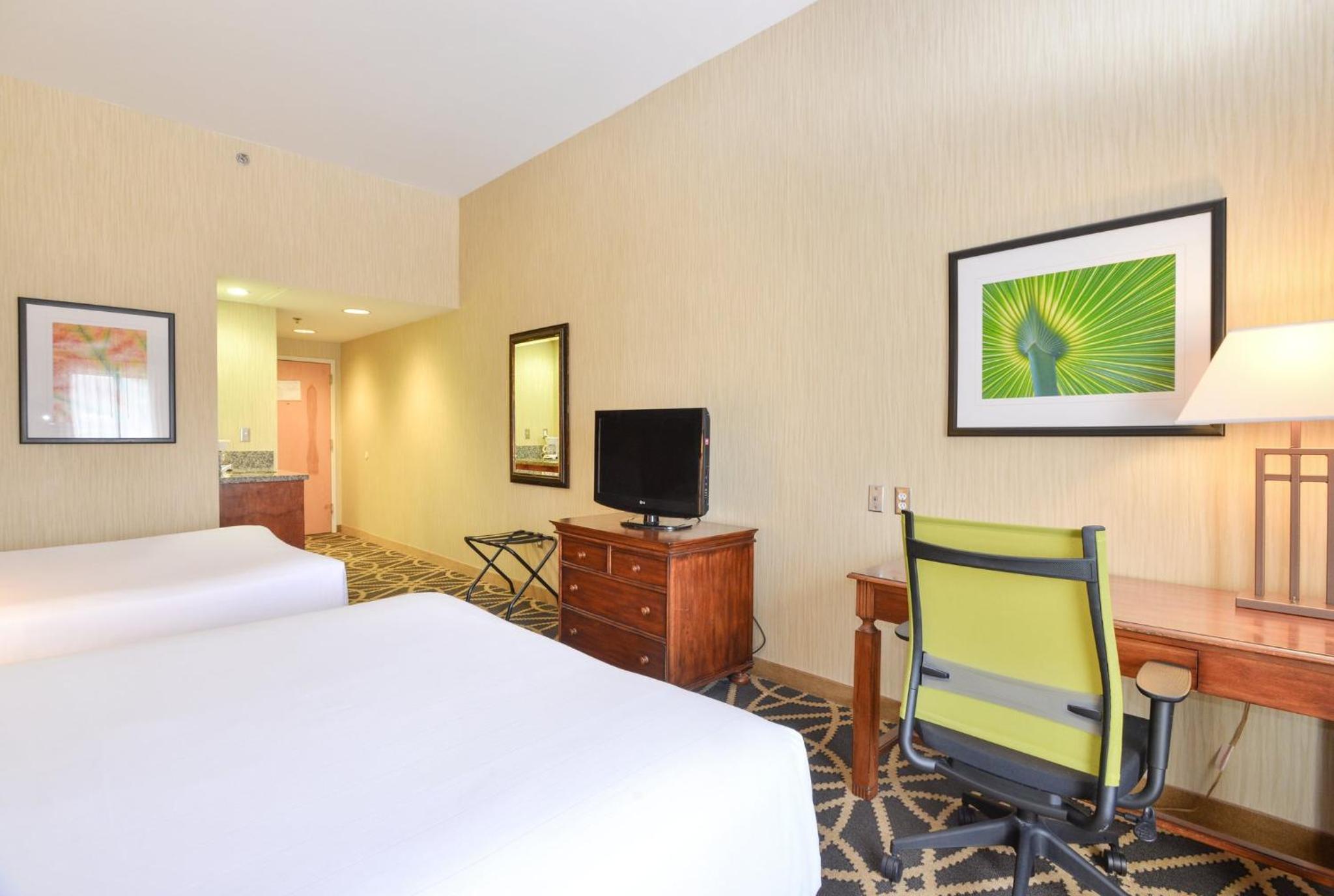 Standard Room with Two Queen Beds - Photo 2