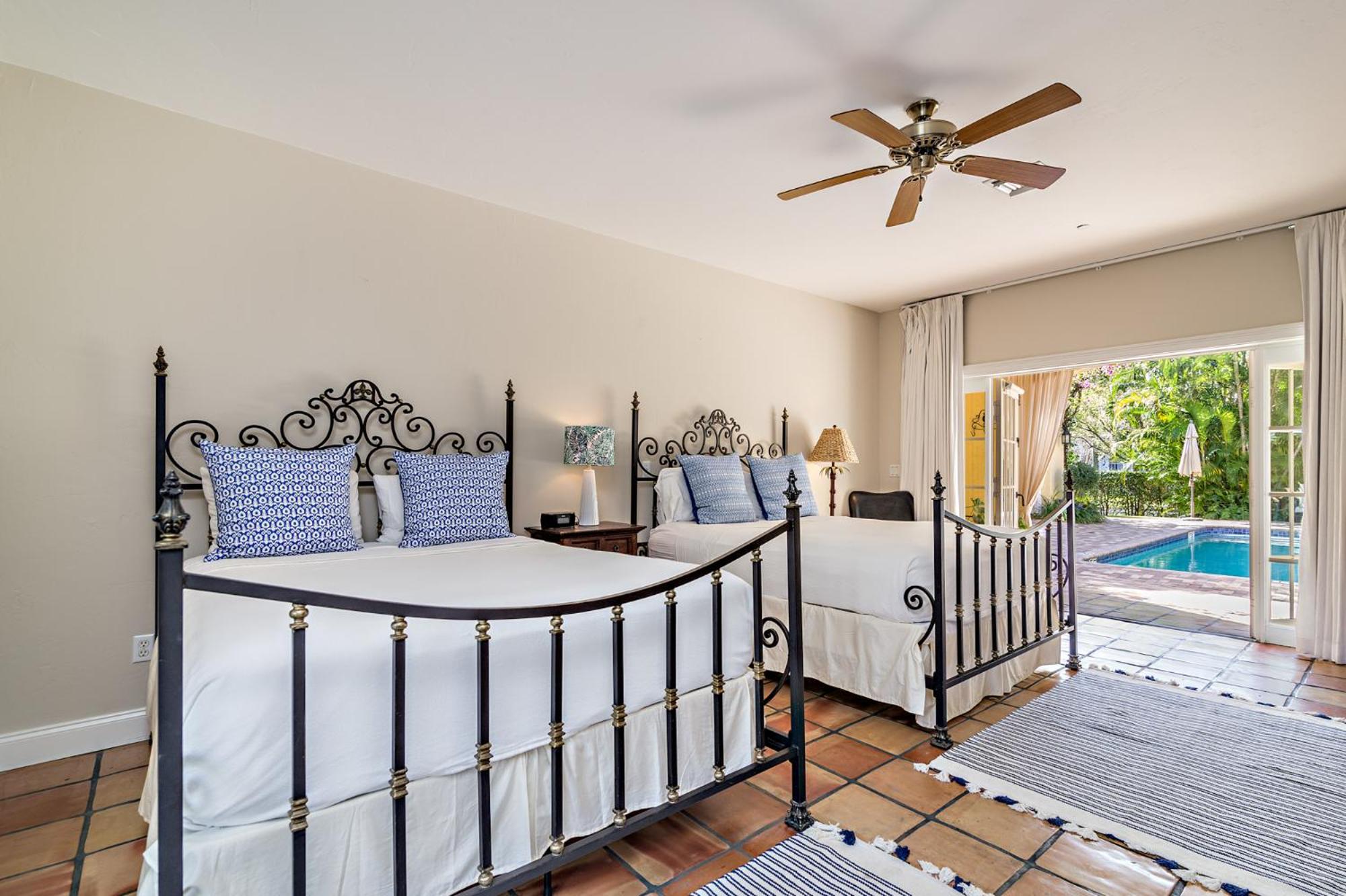 Queen Room with Pool View - Photo 1