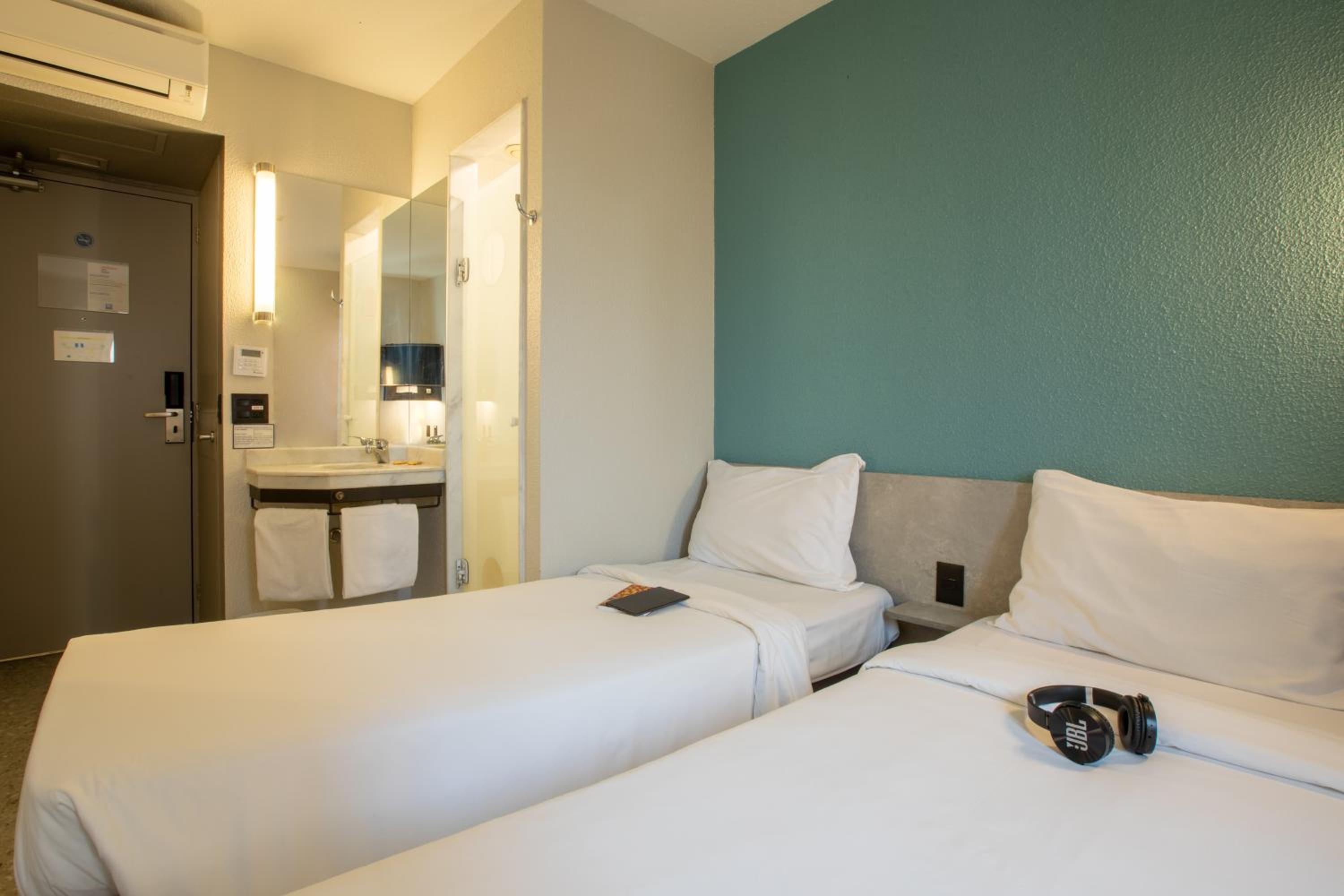 Twin Room thumbnail 5