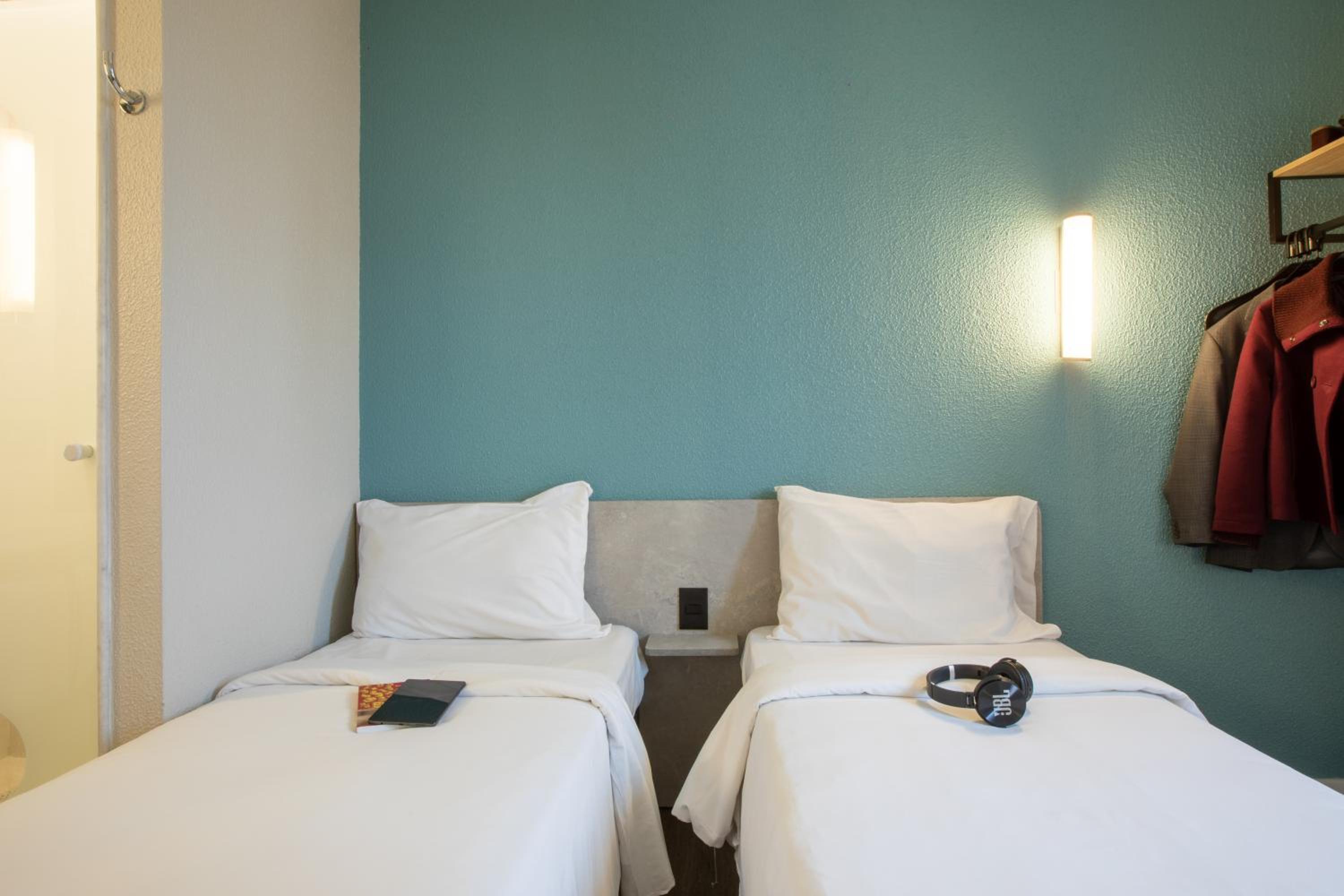Twin Room thumbnail 5