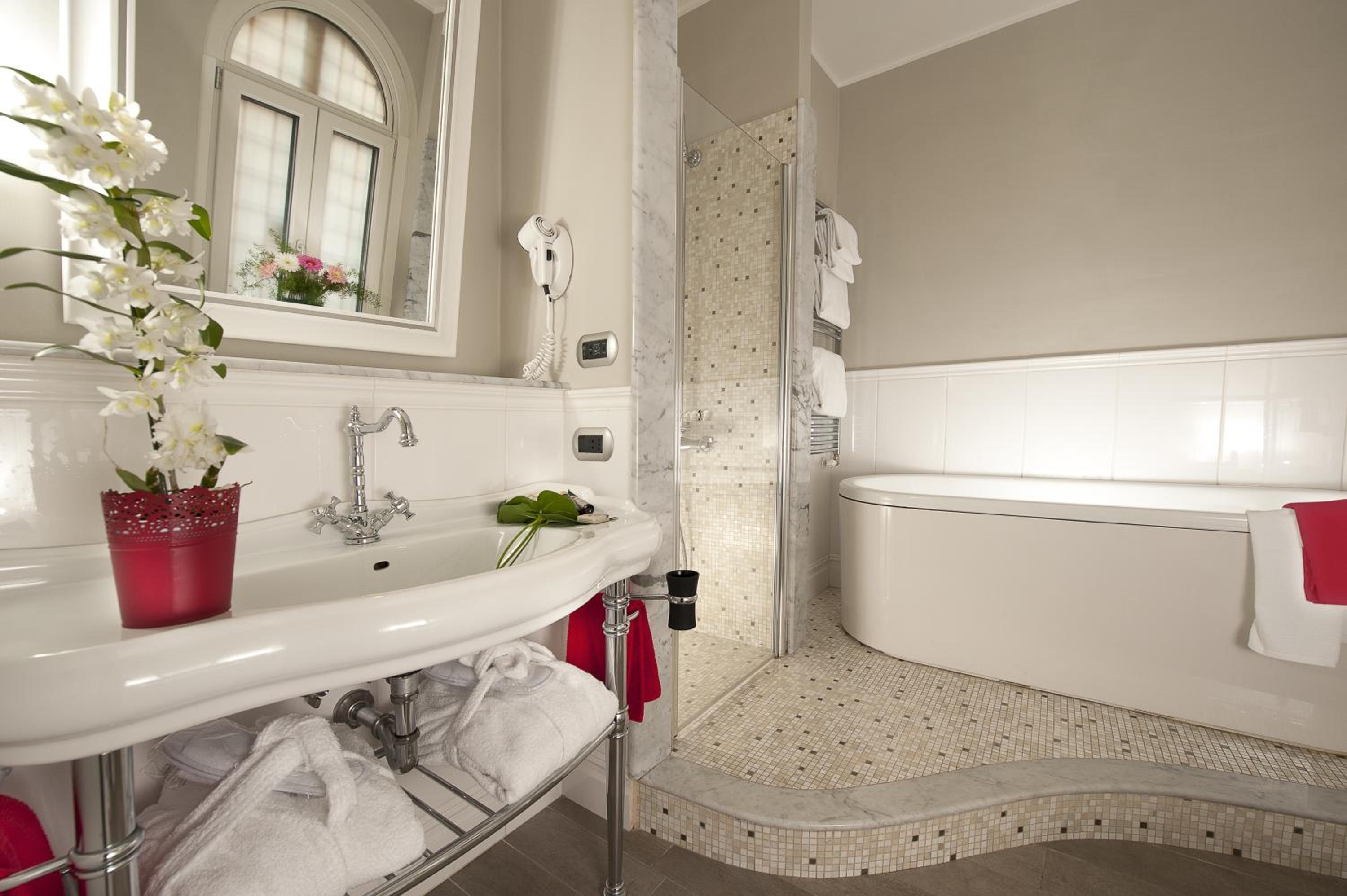 Deluxe Double Room with Spa Bath thumbnail 5