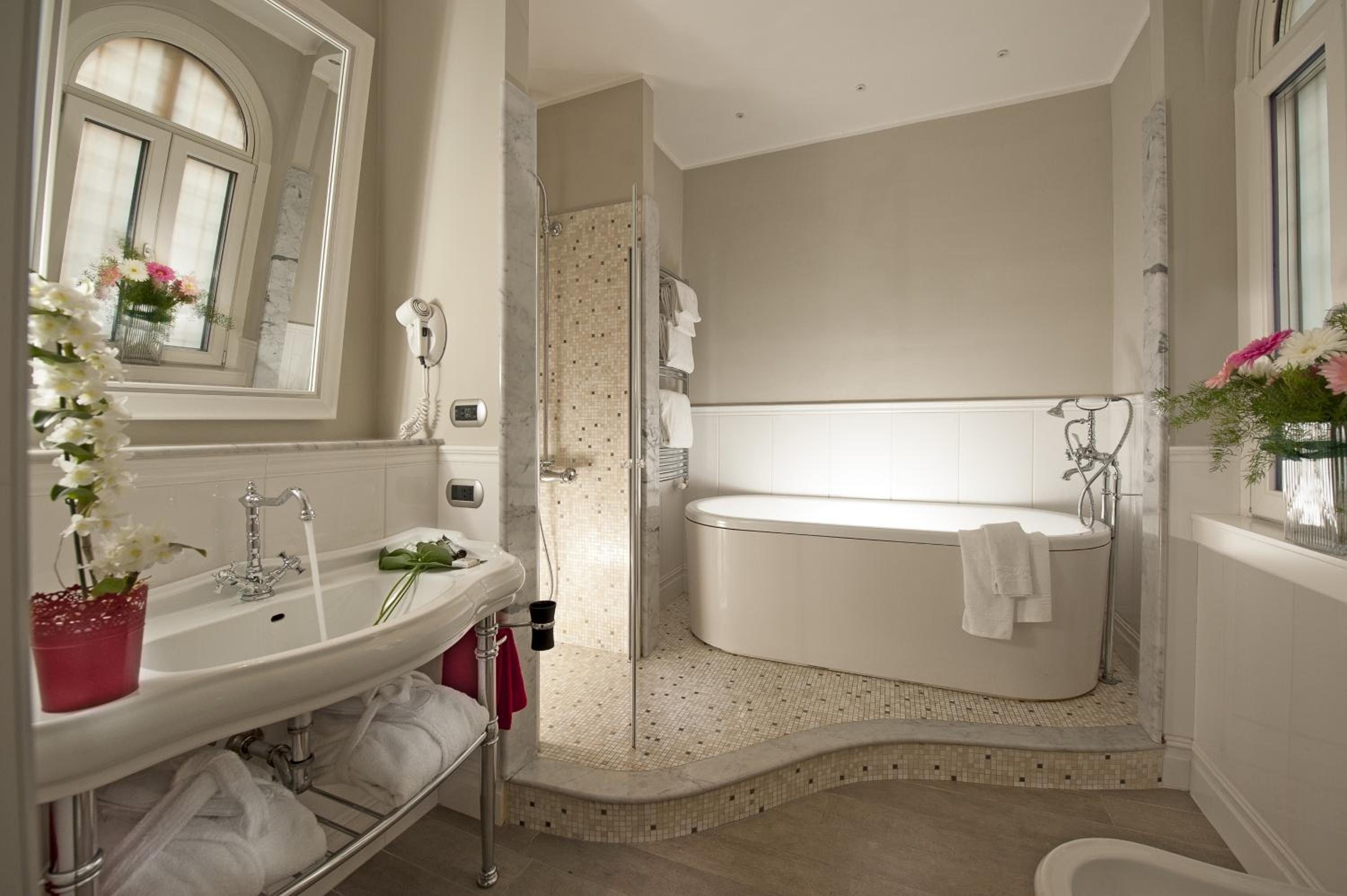 Deluxe Double Room with Spa Bath thumbnail 5