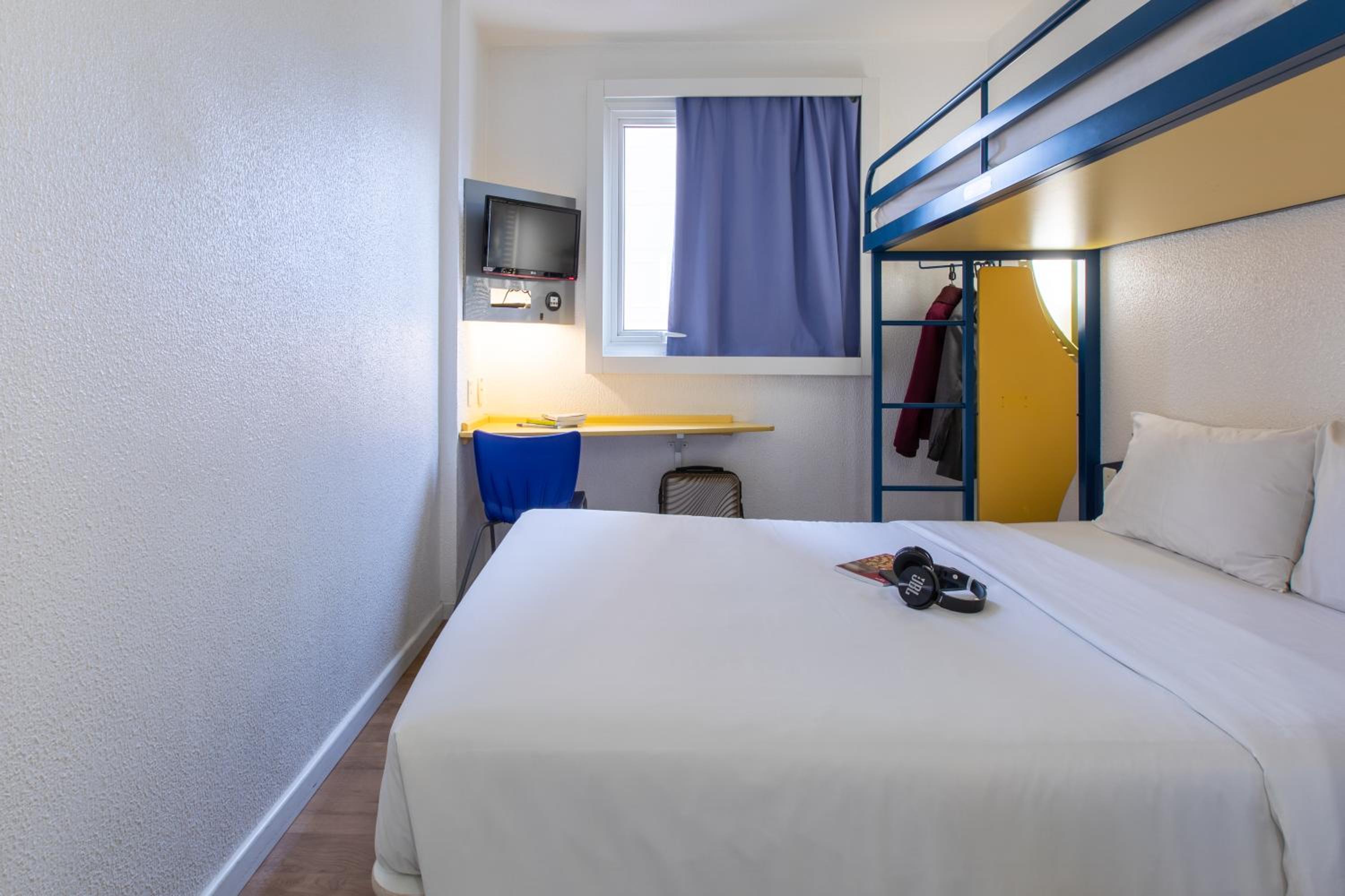Standard Triple Room thumbnail 5