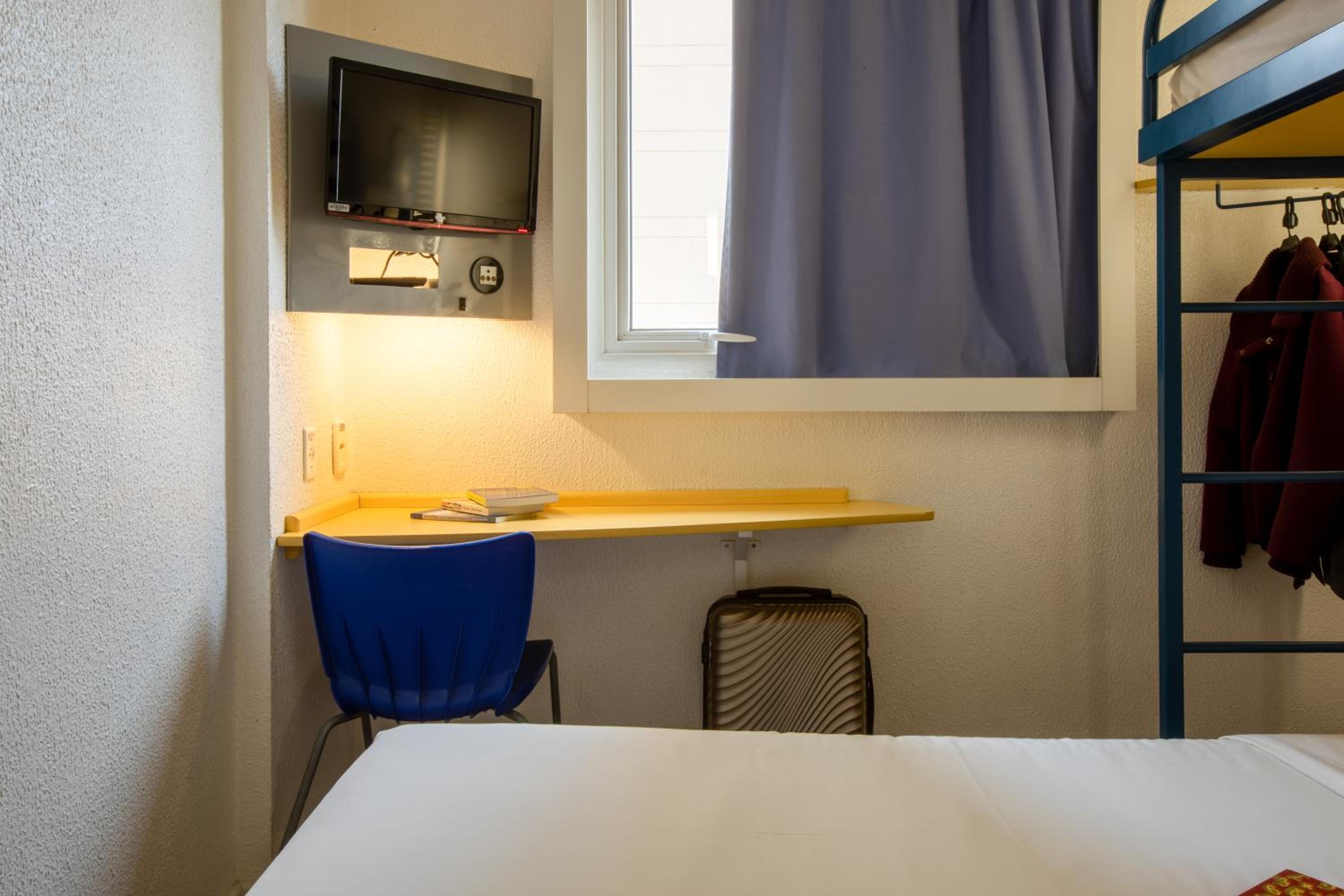 Standard Triple Room thumbnail 6