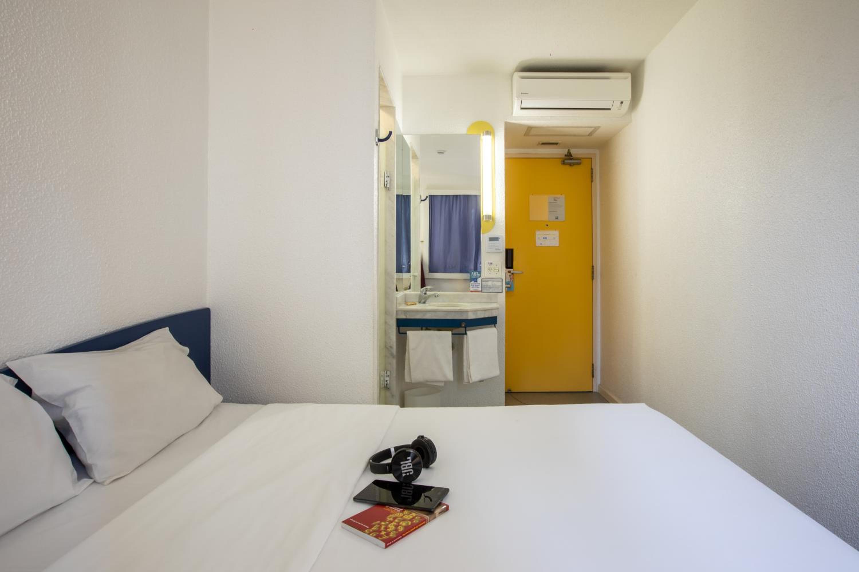 Standard Double Room thumbnail 5