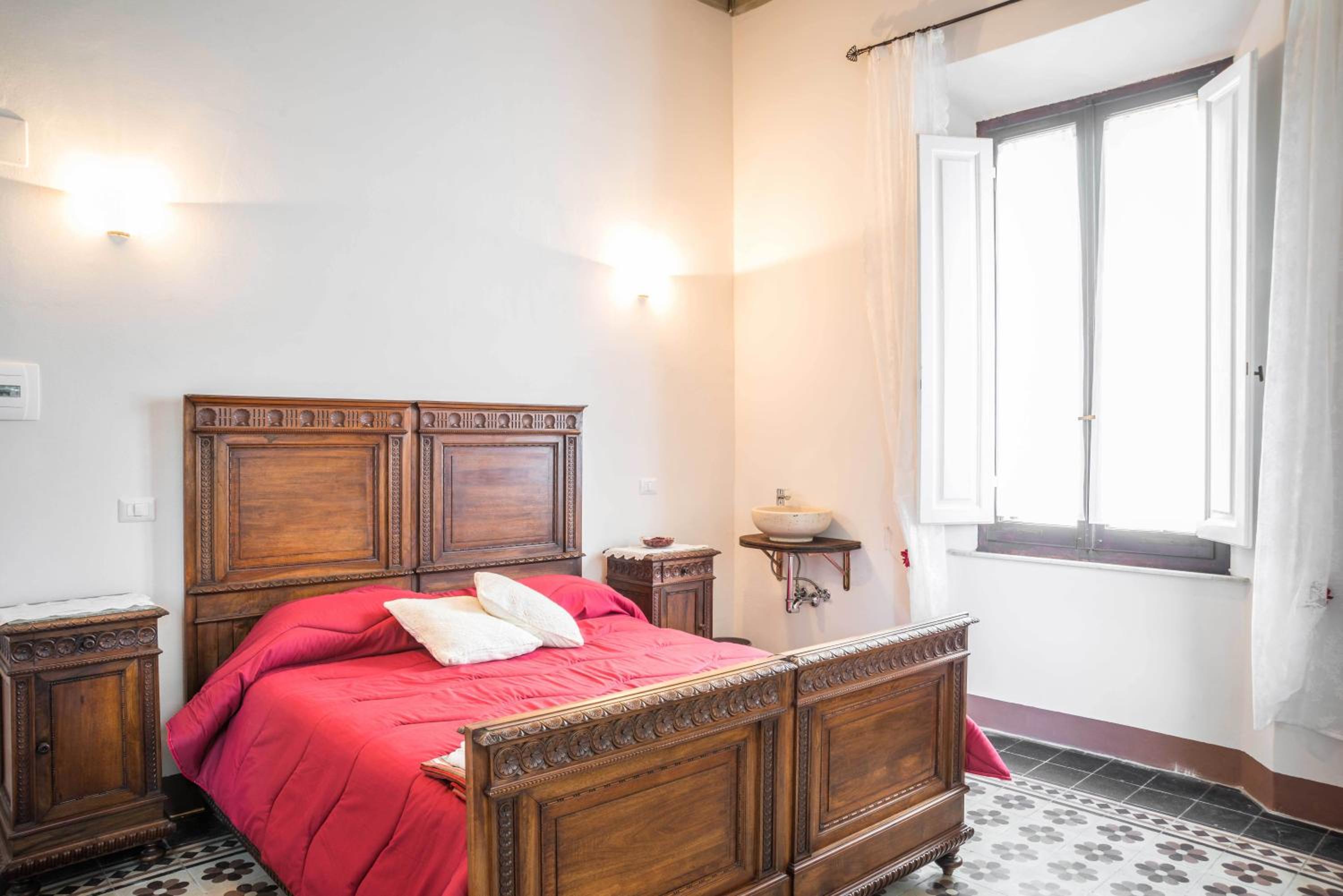 Double Room with Private External Bathroom - Photo 2