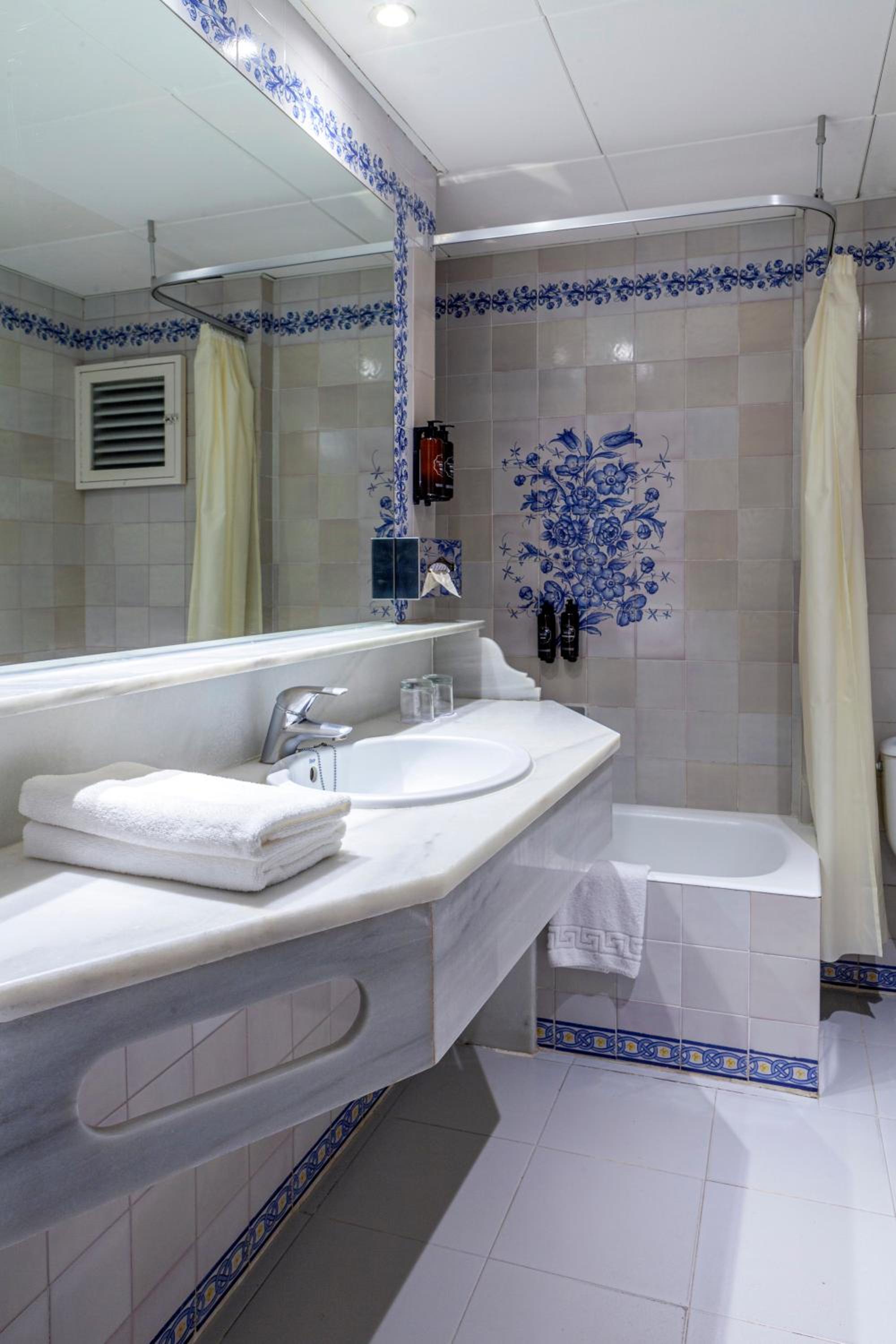 Double or Twin Room - Photo 5