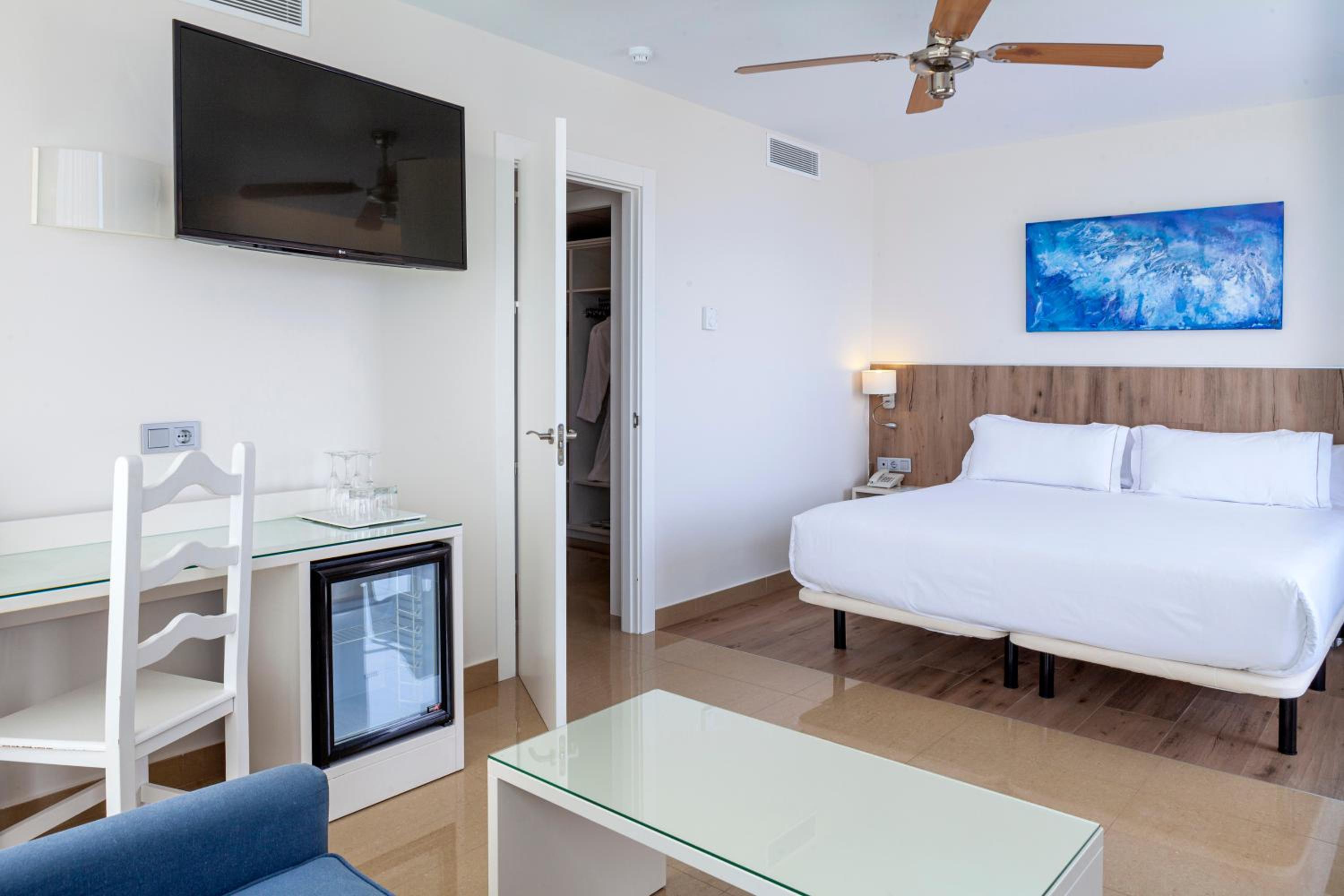 Junior Suite (2 Adults) - Photo 15