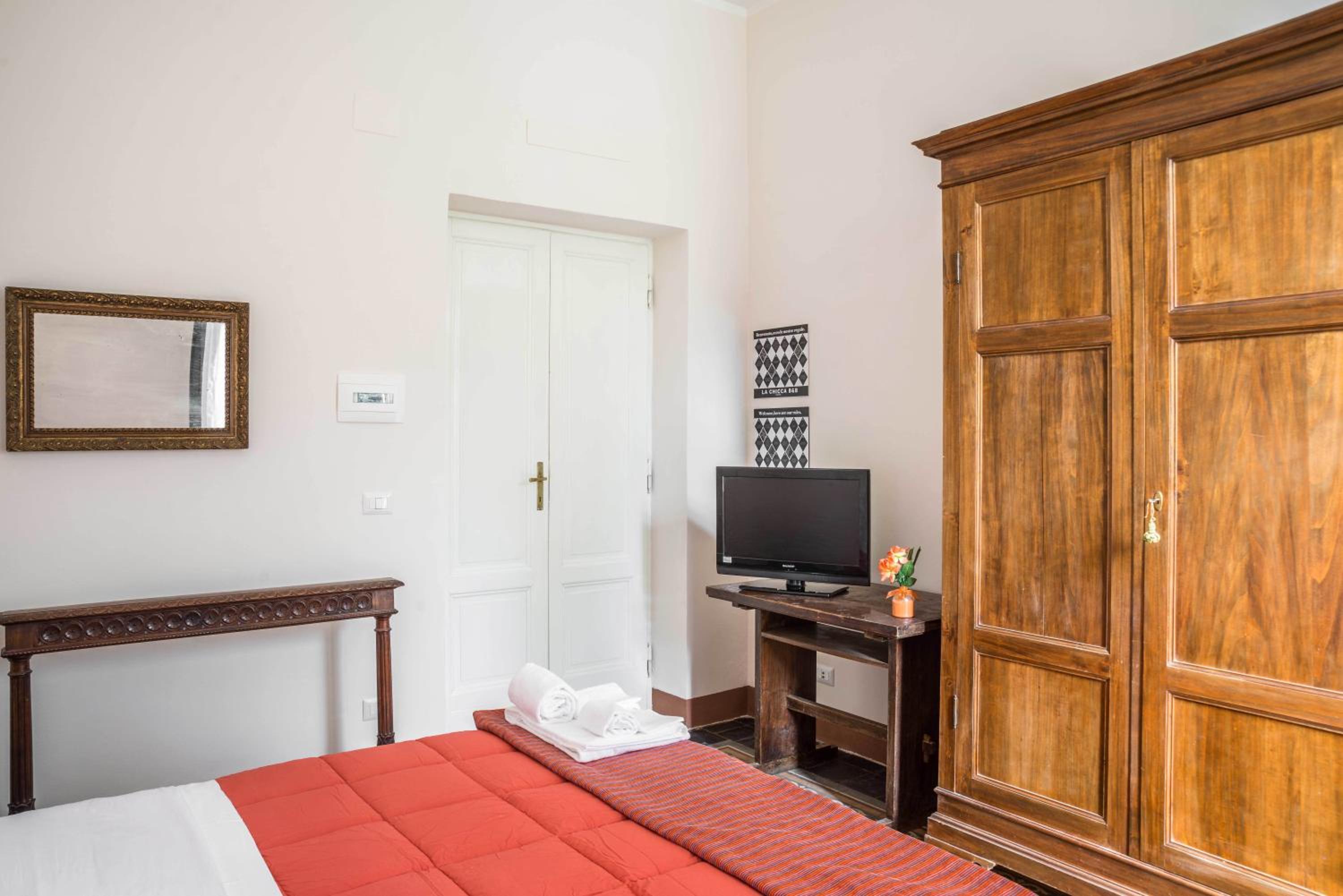 Double Room with Private External Bathroom - Photo 4