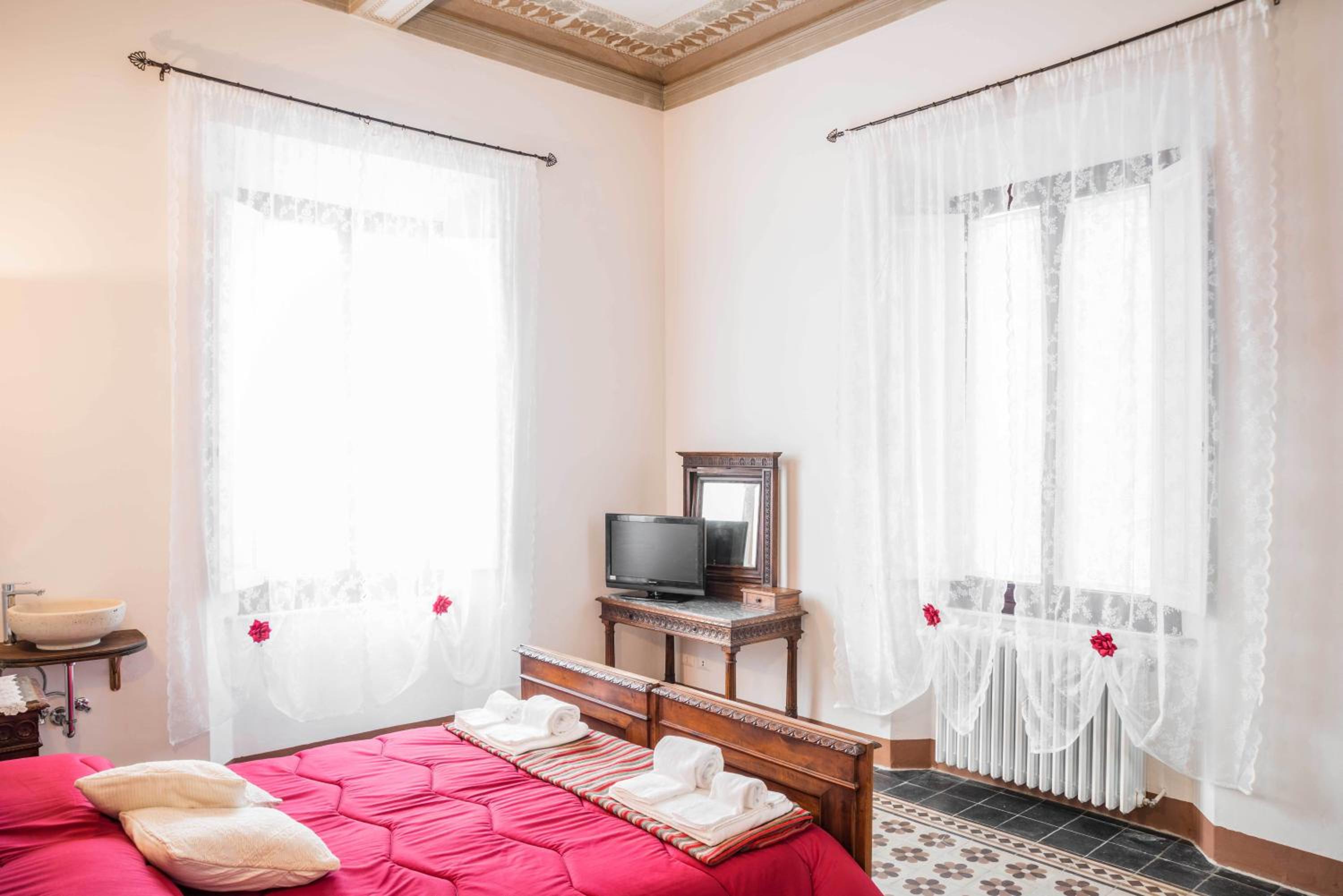 Double Room with Private External Bathroom - Photo 1