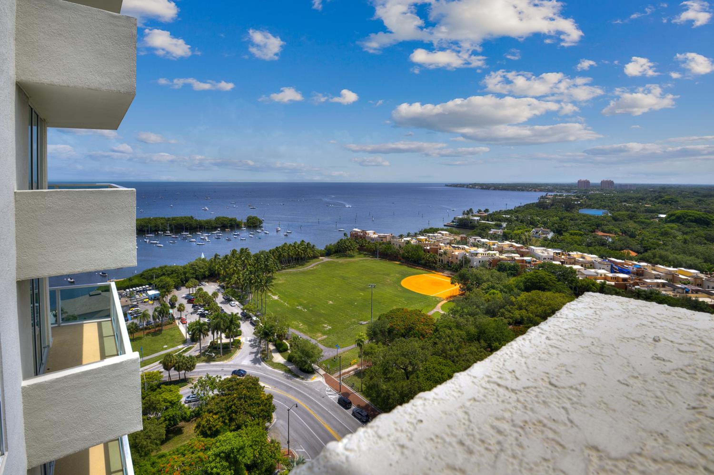 King Room with Bay View and Balcony photo 3