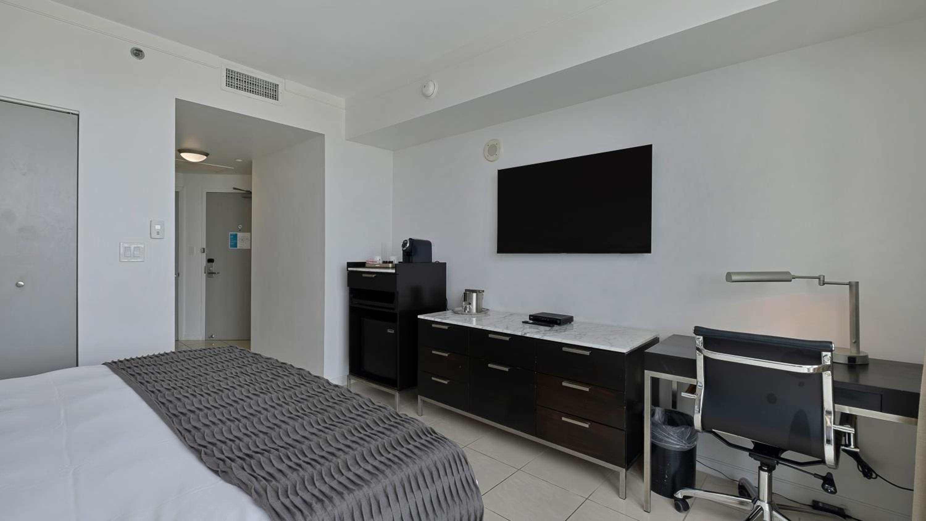 King Room with Balcony and City View photo 3