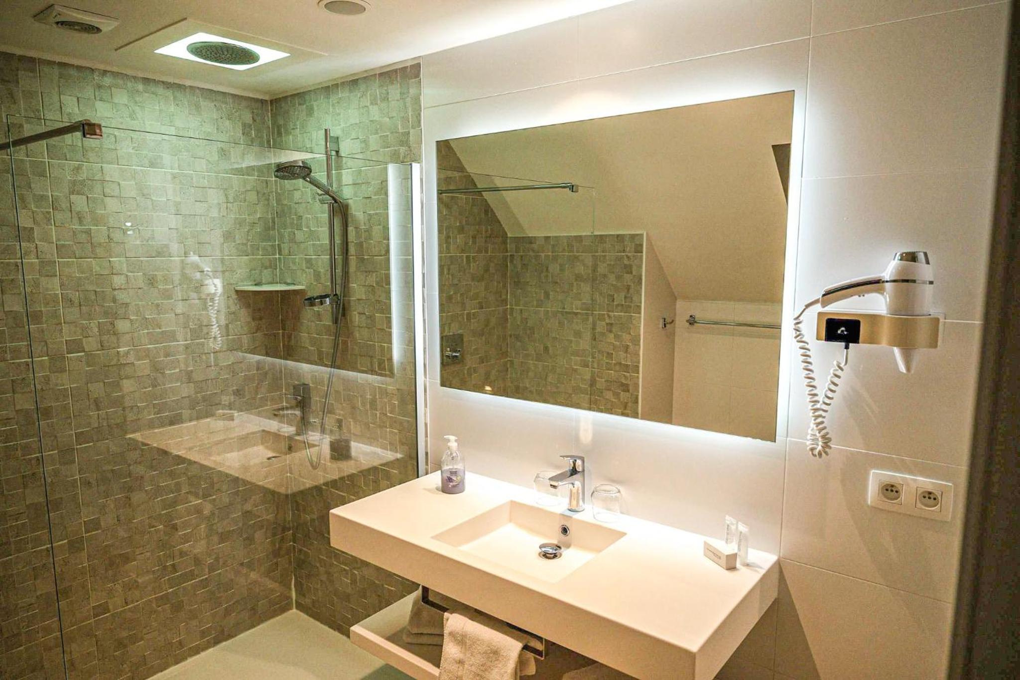 Double or Twin Room - Photo 5