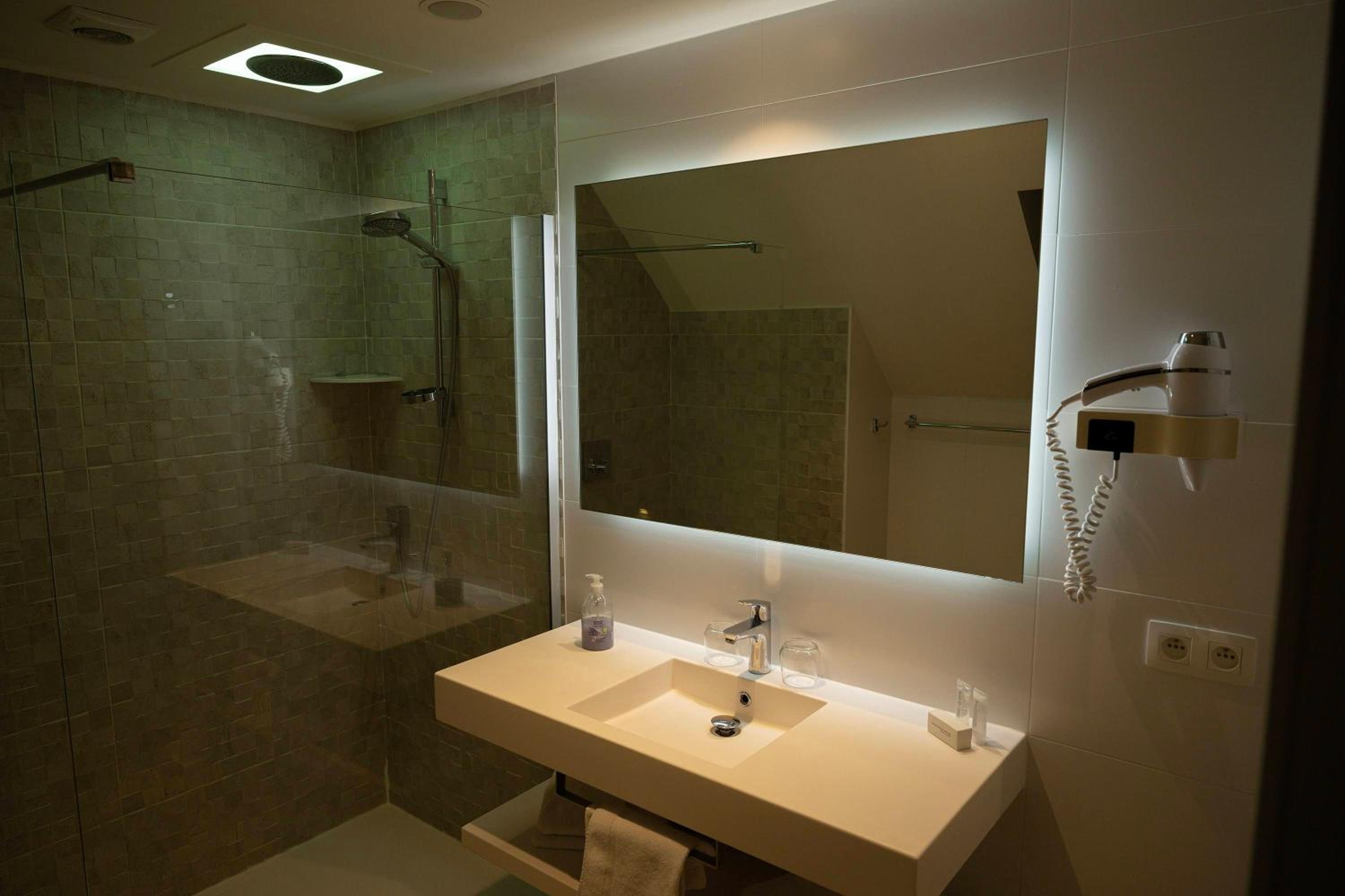 Double or Twin Room - Photo 6