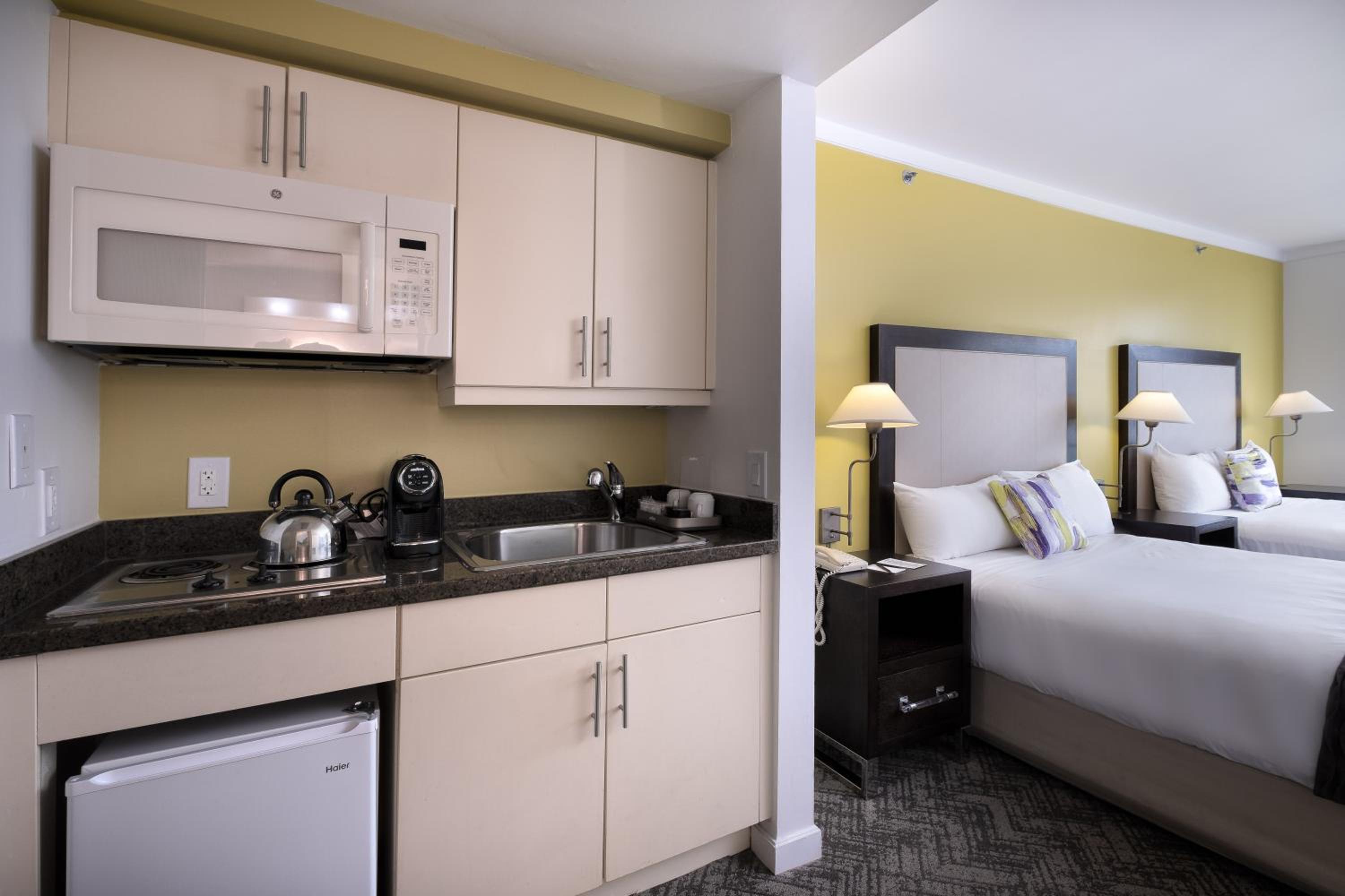 Queen Room with Two Queen Beds and City View photo 3