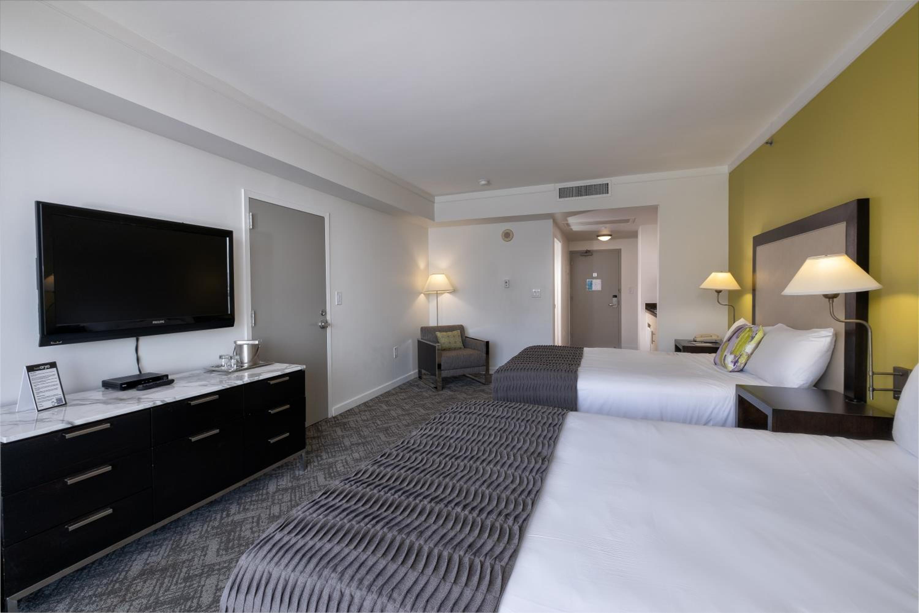 Queen Room with Two Queen Beds and City View photo 2