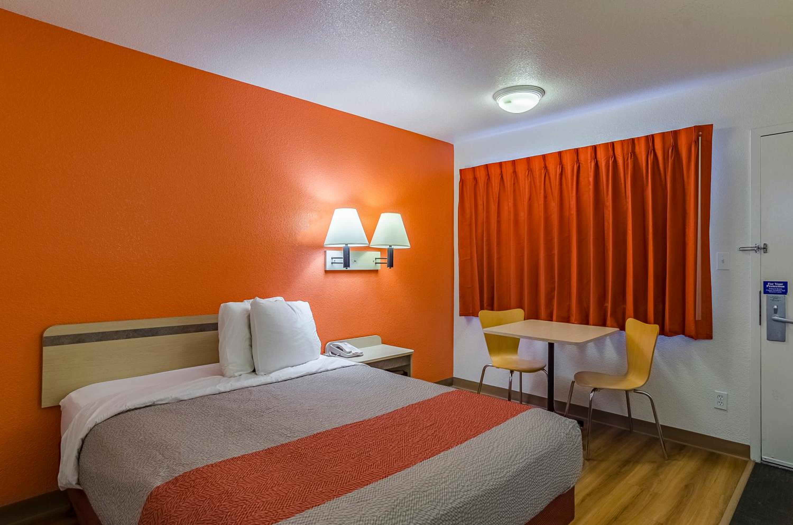 1 Queen Bed | ADA/RI Shower/Non-Smoking