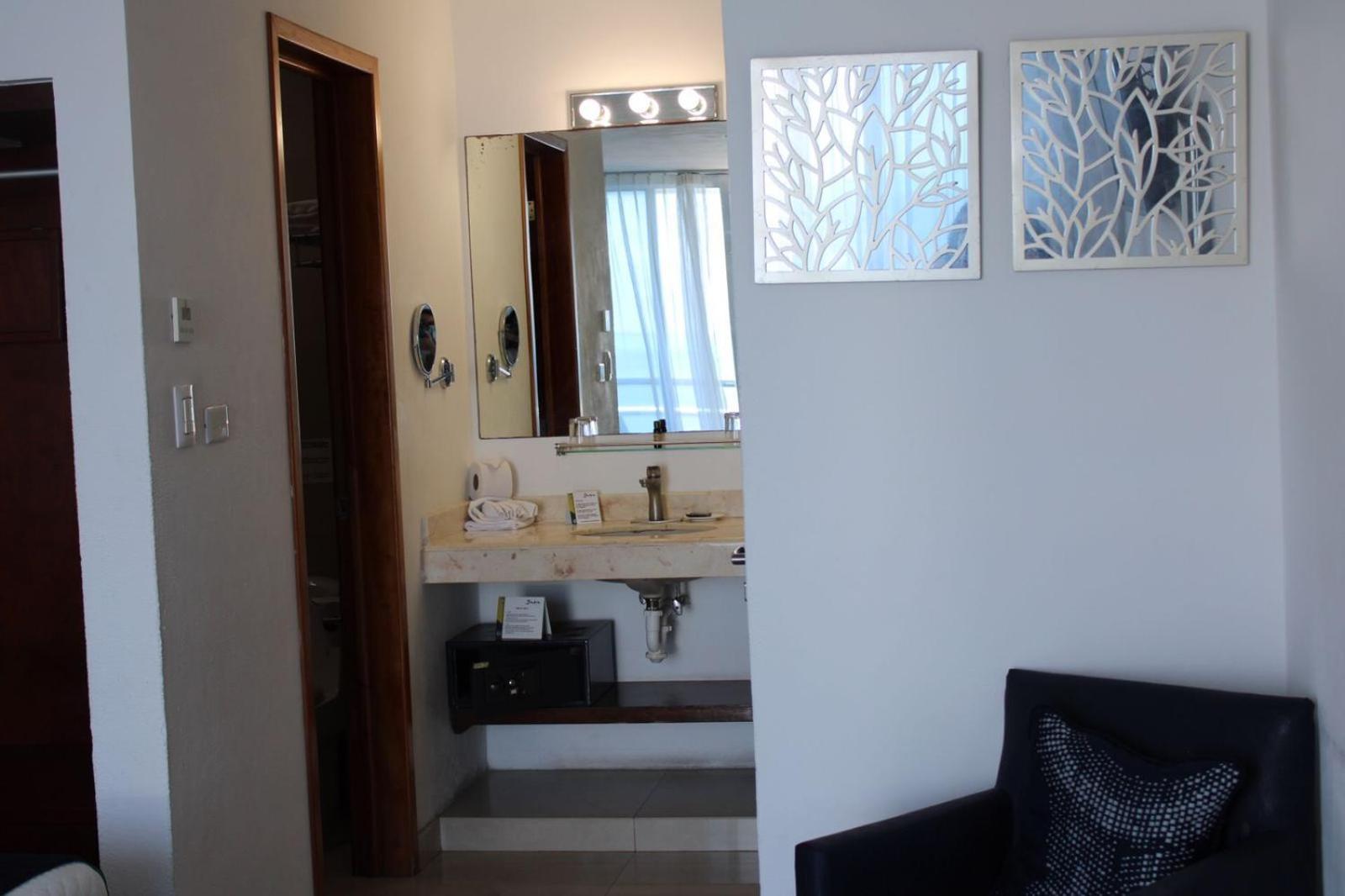 Deluxe King Room - Photo 5