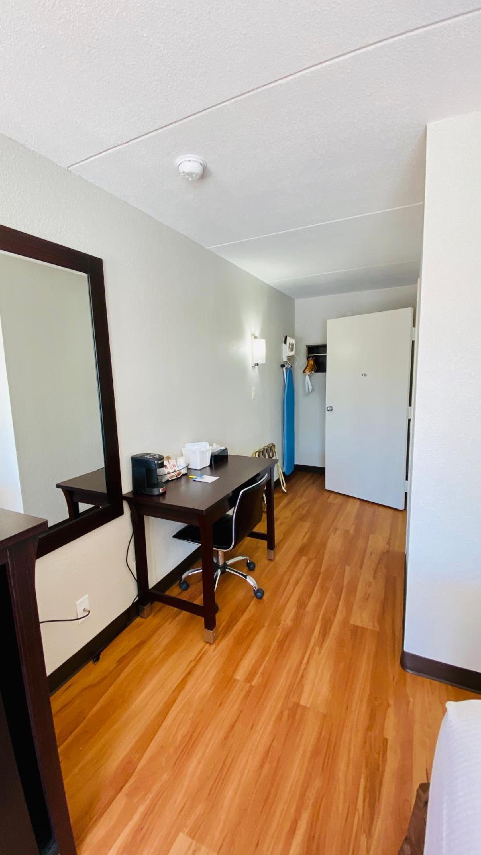 King Room - Mobility Access/Non-Smoking photo 2