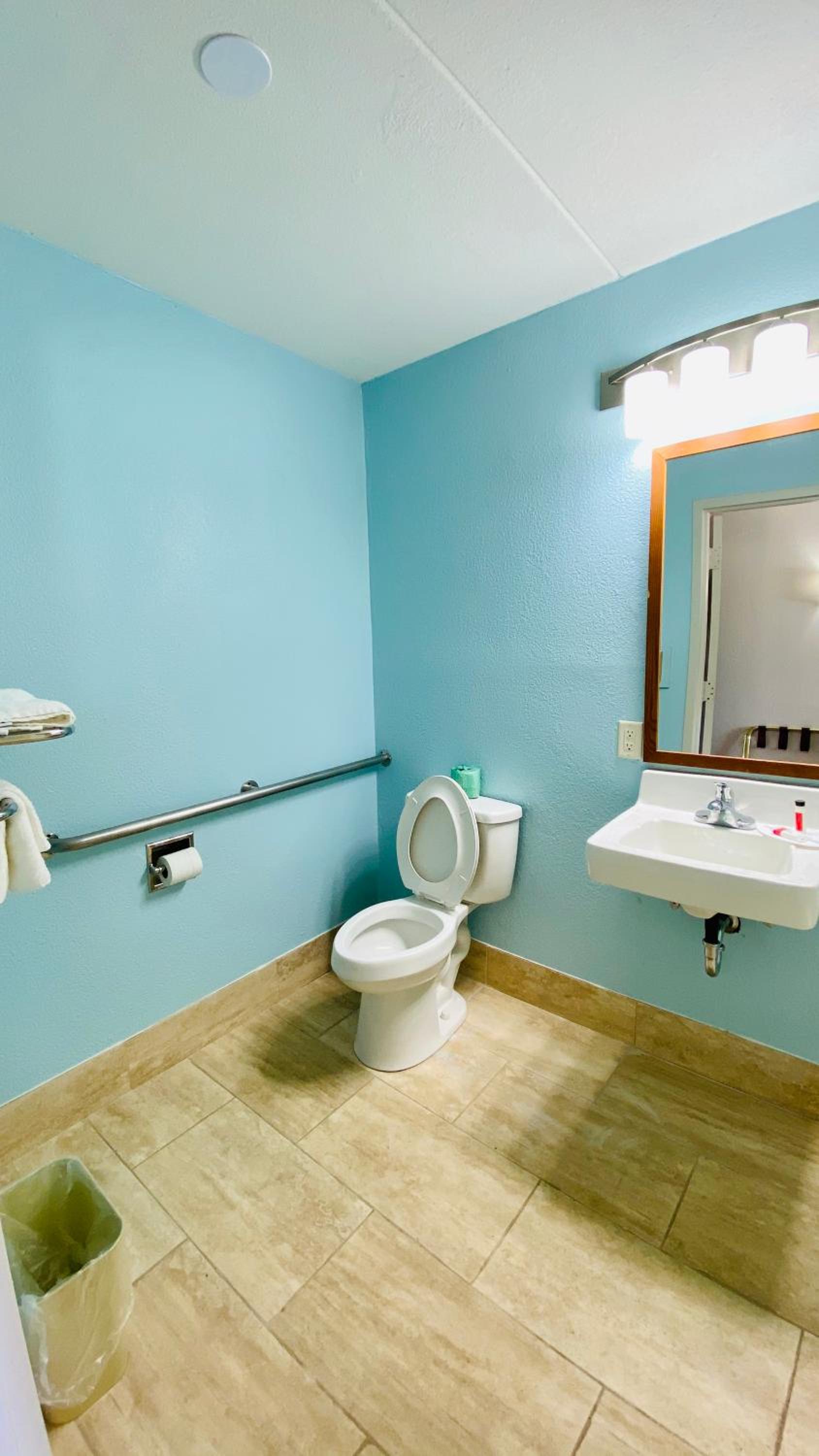 King Room - Mobility Access/Non-Smoking photo 3