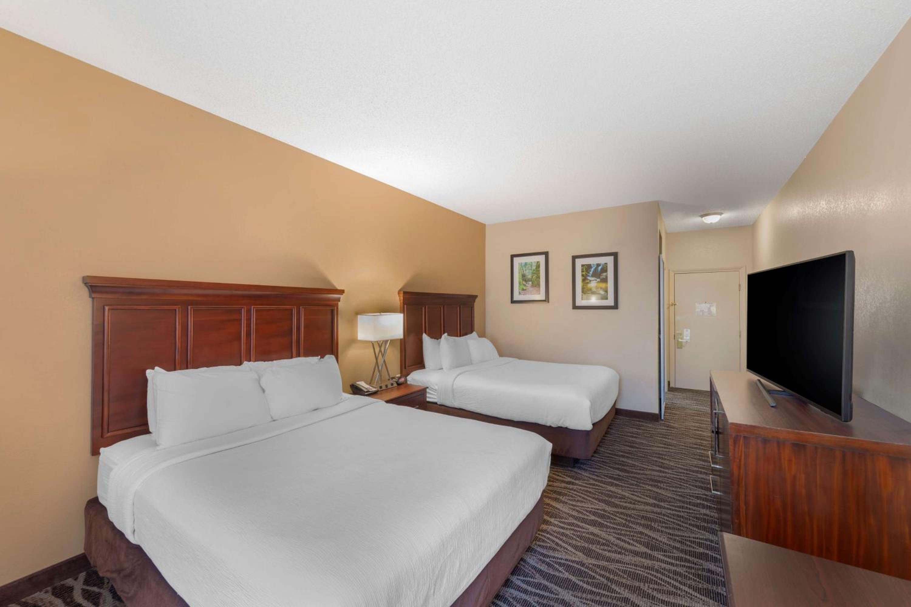 Queen Room with Two Queen Beds - Non-Smoking photo 3