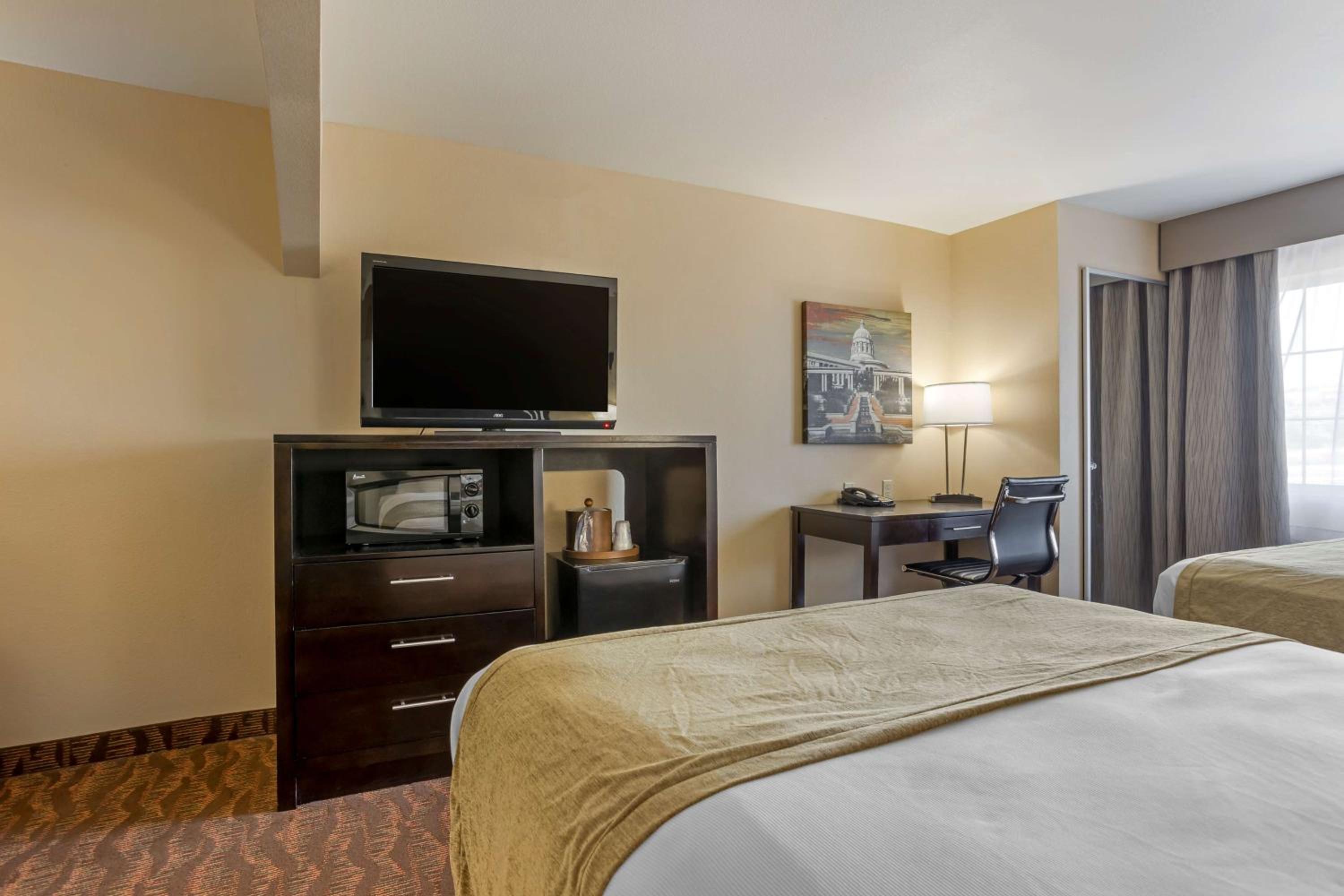 Queen Room with Two Queen Beds - Non-Smoking photo 3