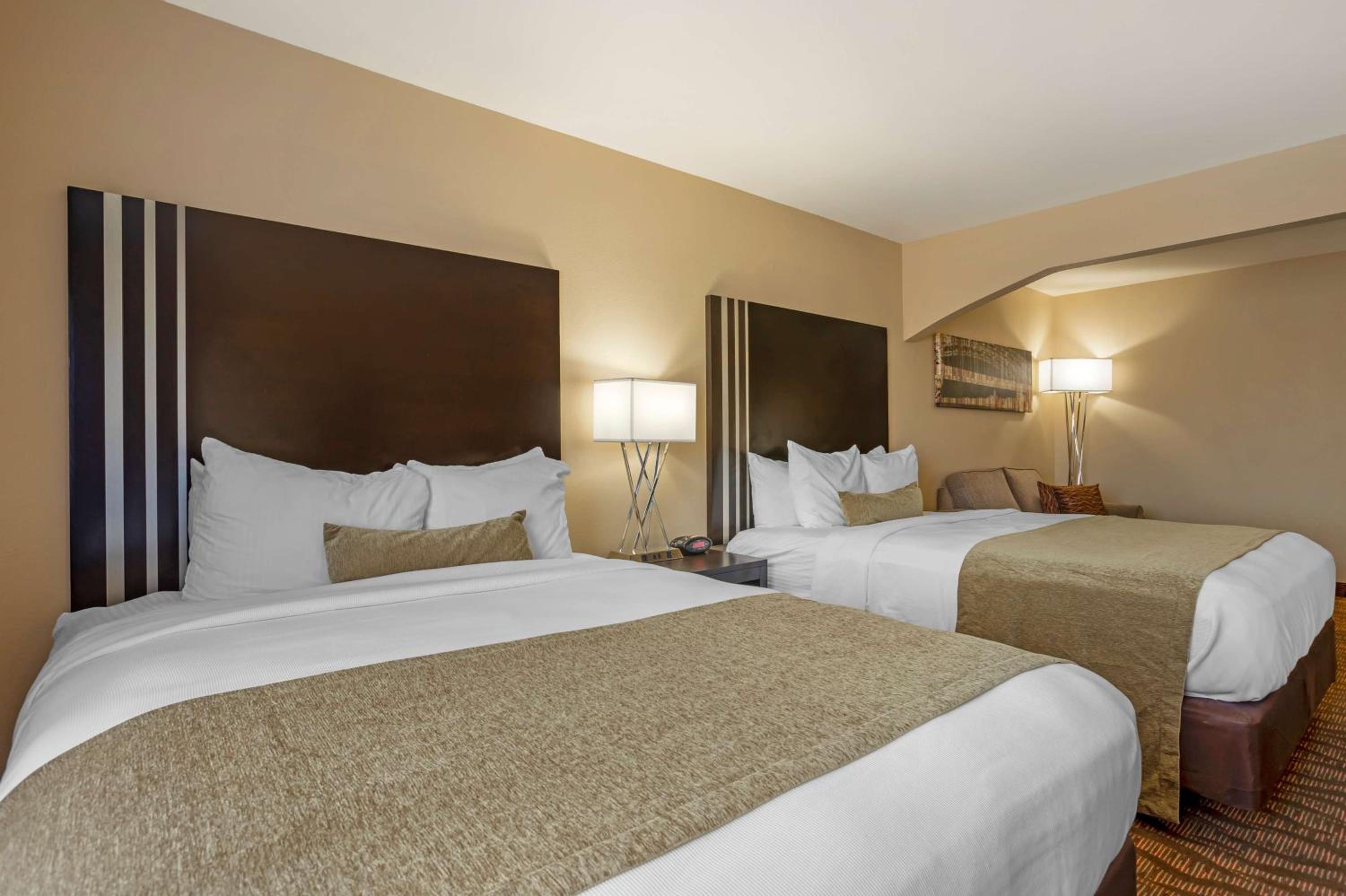 Queen Room with Two Queen Beds - Non-Smoking photo 2