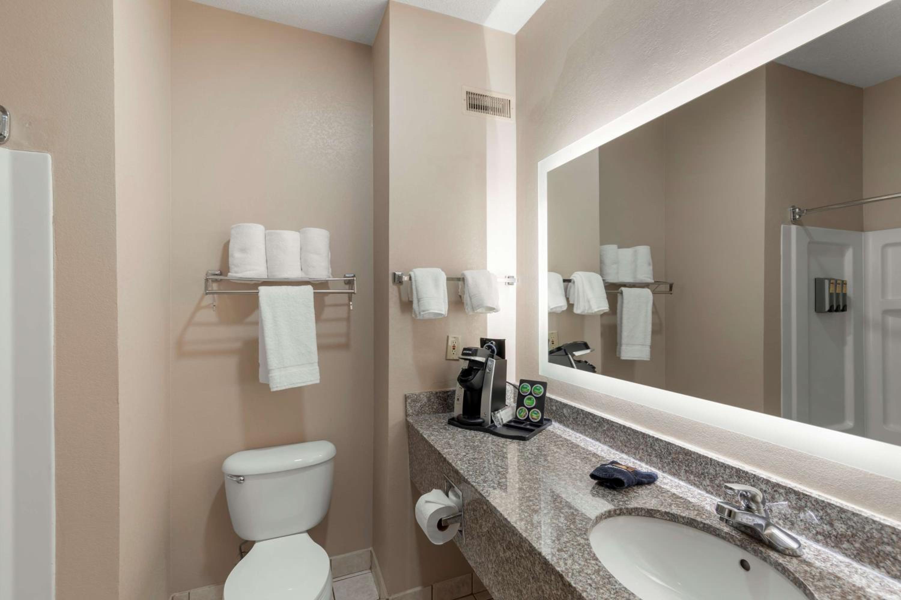 King Suite - Non-Smoking photo 2