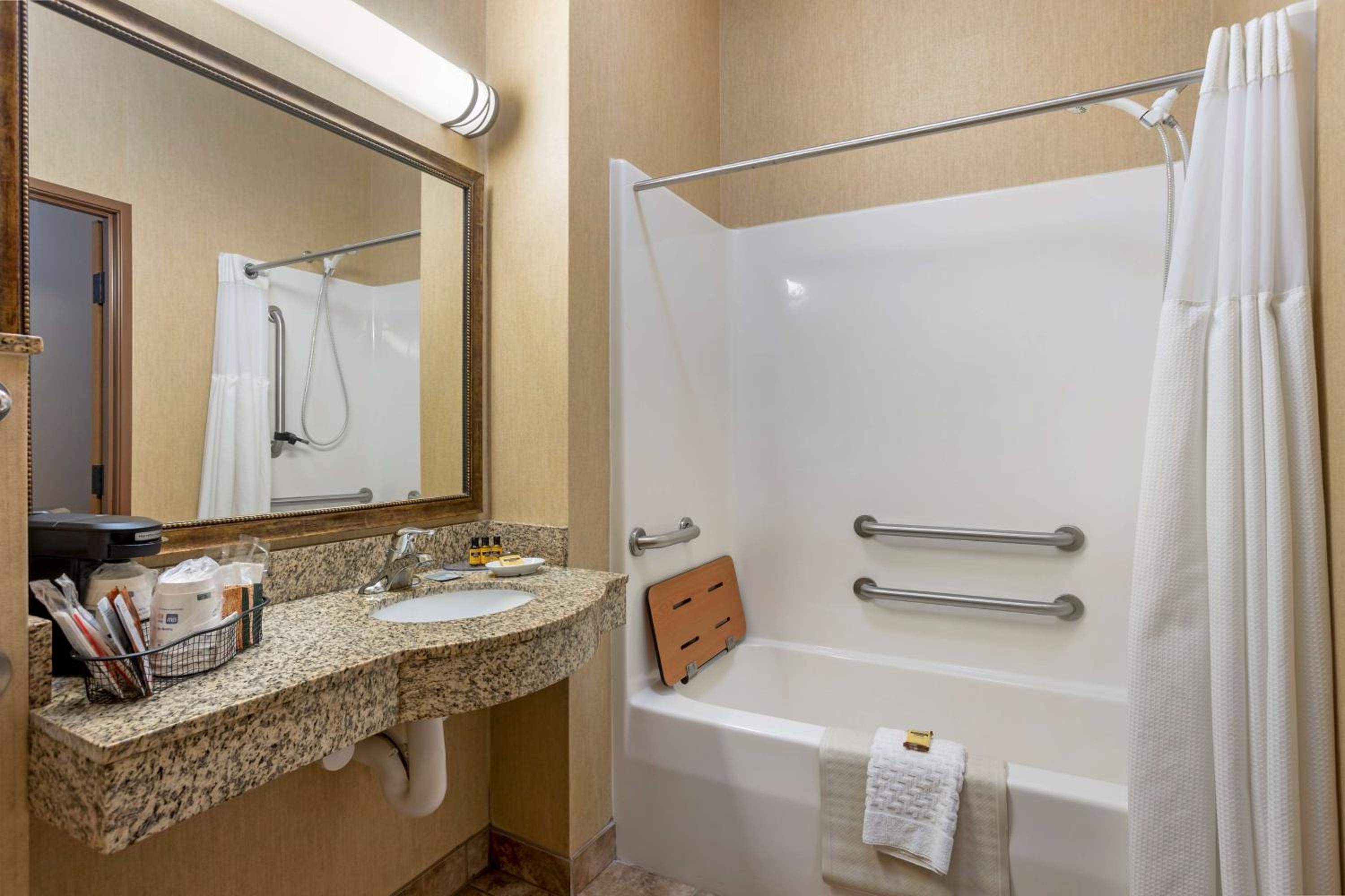 King Room - Mobility Accessible with Bathtub photo 3